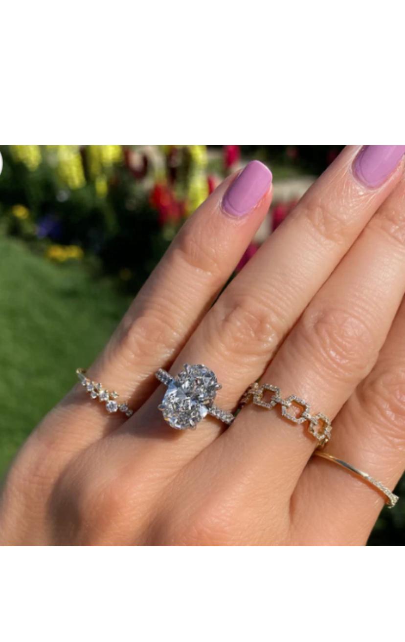 Anello solitario in oro 18K con diamante ovale certificato GIA da 4,00 carati E/VS2 In condizioni Nuovo in vendita a Massafra, IT