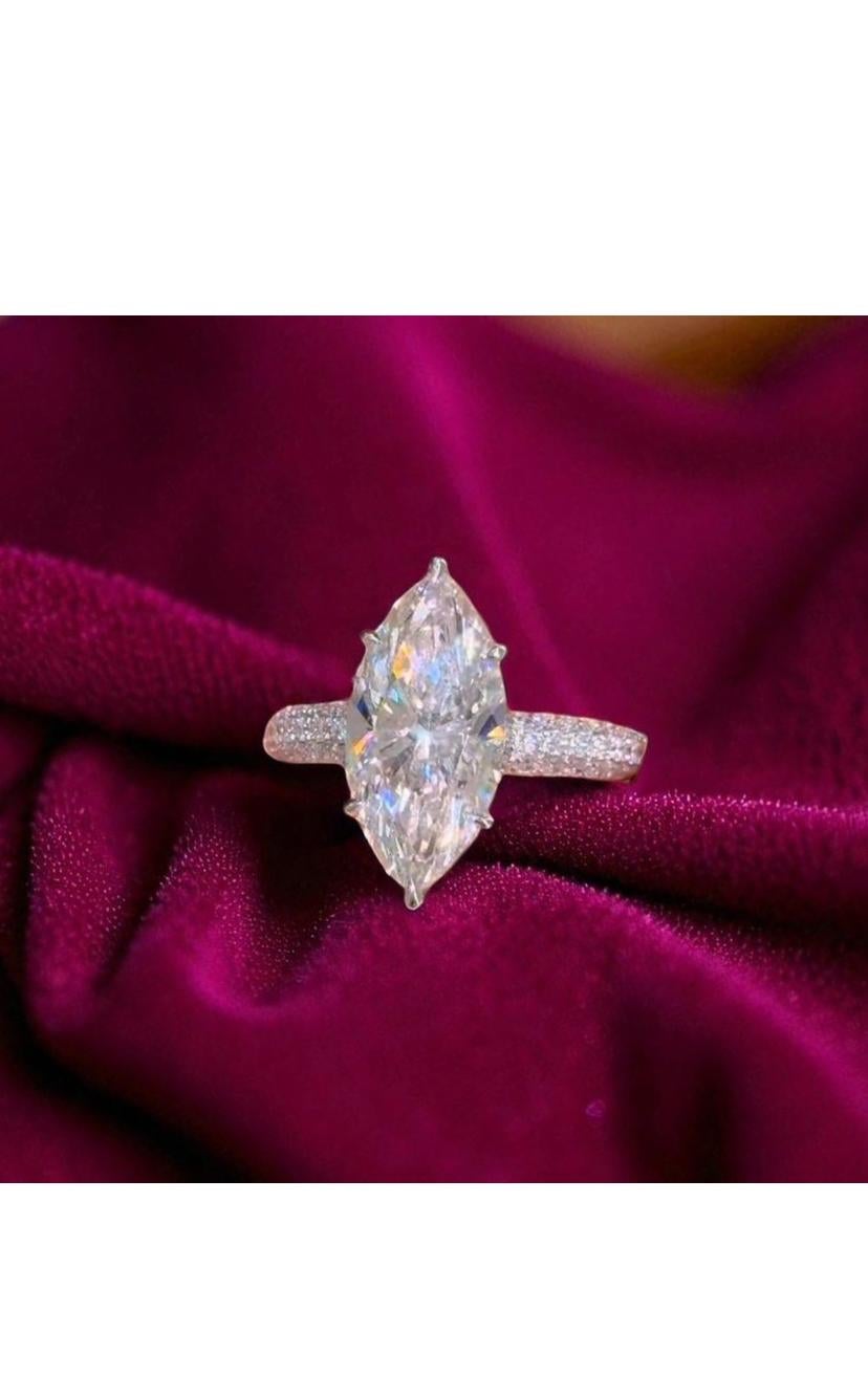 Uno squisito anello solitario con diamanti dal design contemporaneo, dallo stile moderno ed essenziale.
Eleva la tua bellezza senza tempo e aggiungi un tocco di raffinatezza al tuo look.
Il magnifico anello è realizzato in oro 18 carati con un