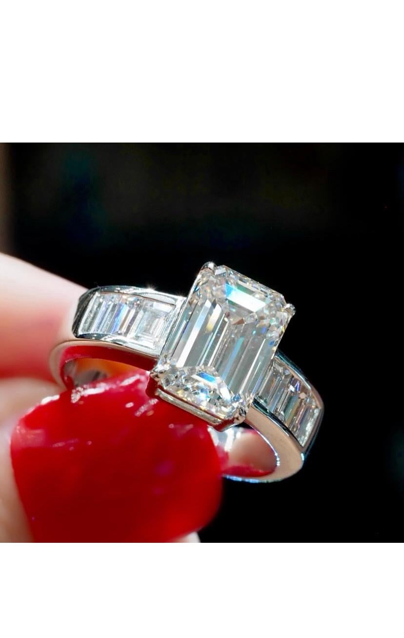 Une bague en diamants exquise, au design contemporain, d'un style élégant et raffiné.
Rehaussez votre beauté intemporelle et ajoutez une touche de lumière et de glamour à votre look.
Cette magnifique bague en or 18 carats est ornée d'un brillant