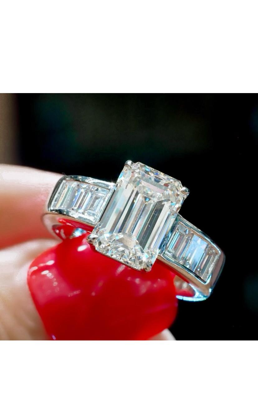 Taille émeraude GIA Certified 4.00 Carats F/VS2 Emerald Shape Diamond Or 18K  Bagues solitaires en vente