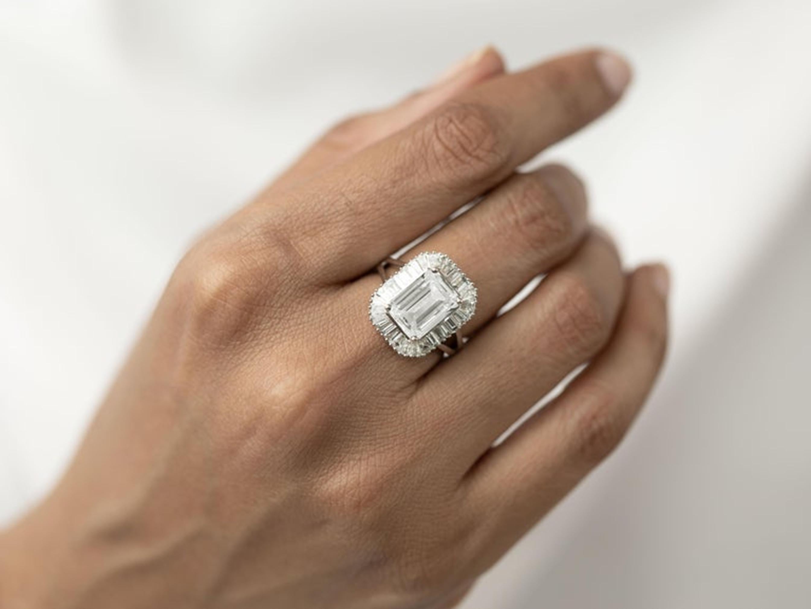 Informe GIA Certificado 4 Quilates G VS Diamante talla esmeralda Anillo de compromiso halo 18k en venta 2