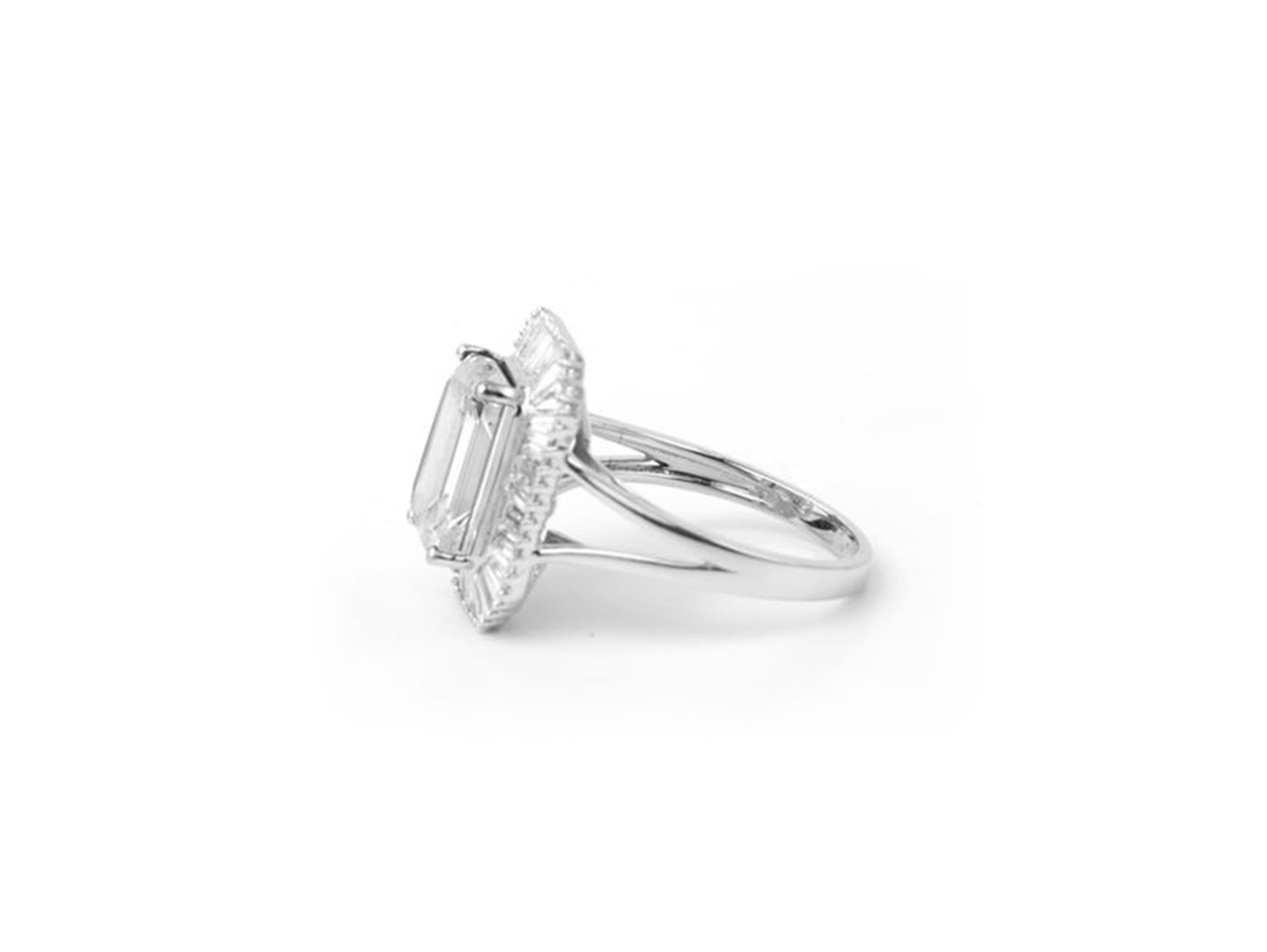 Informe GIA Certificado 4 Quilates G VS Diamante talla esmeralda Anillo de compromiso halo 18k en venta 1