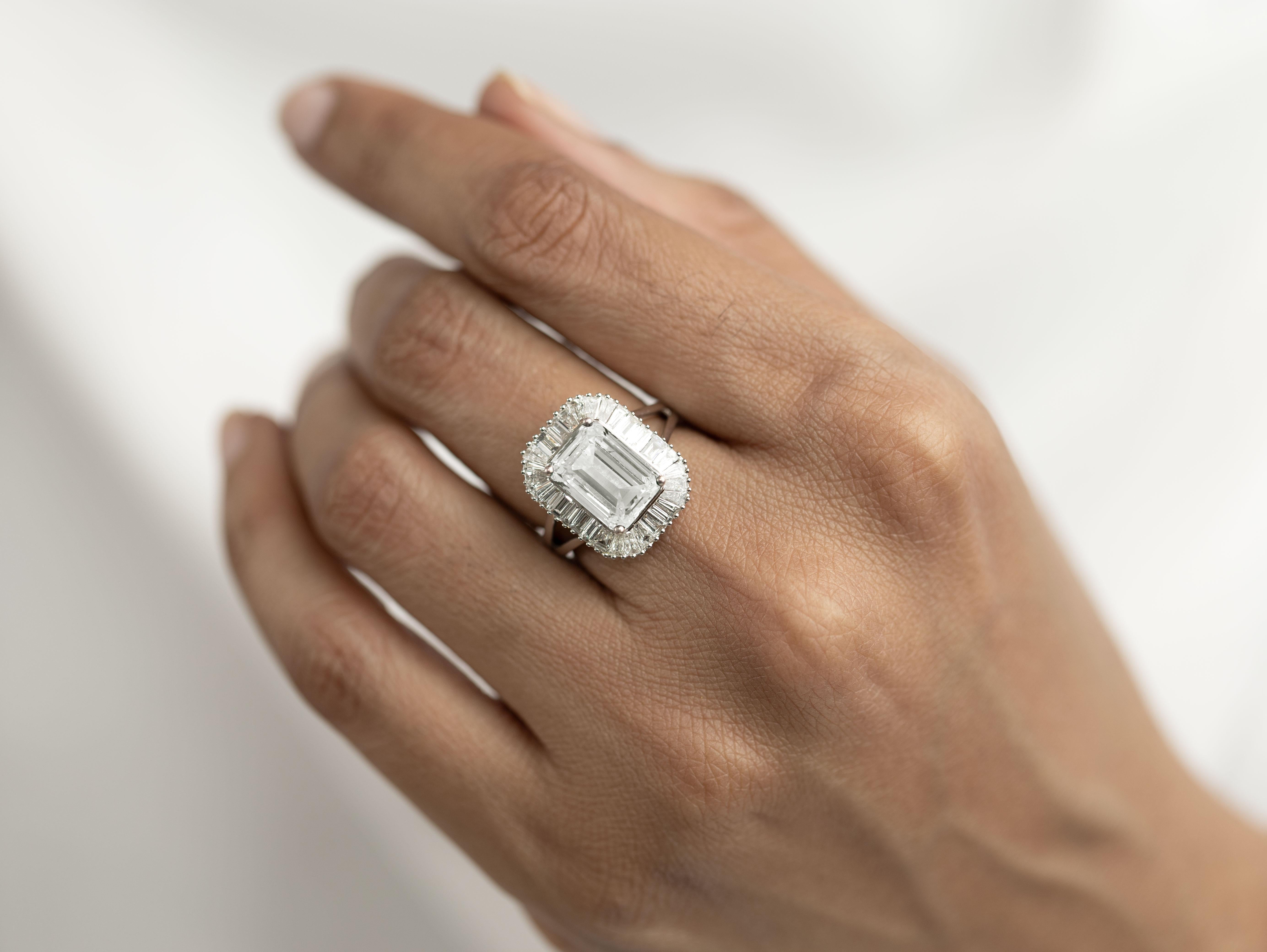 Donna Anello di fidanzamento aureolato con diamante taglio smeraldo certificato GIA 4,00ct in platino 950 in vendita