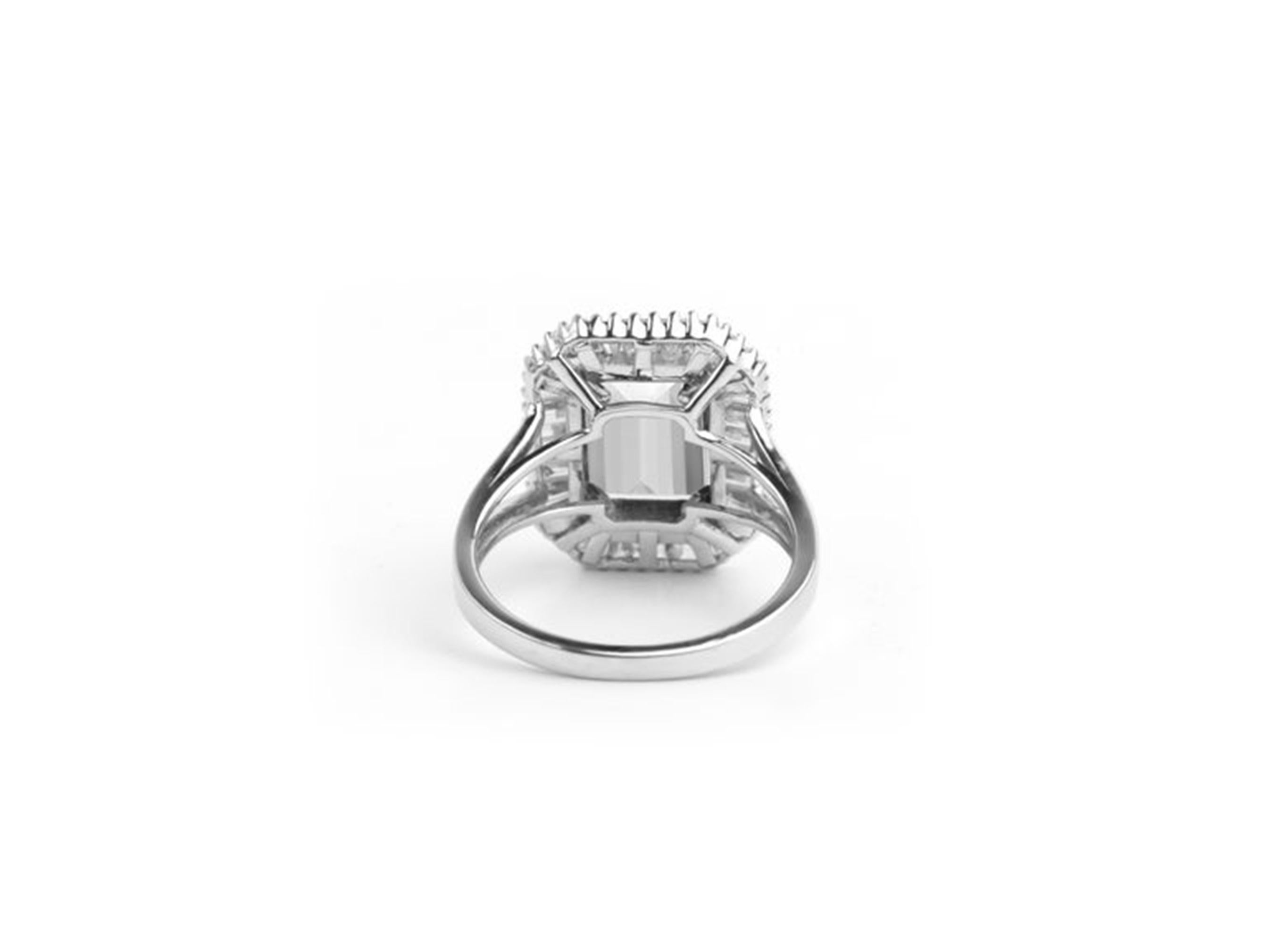 Anello di fidanzamento aureolato con diamante taglio smeraldo certificato GIA 4,00ct in platino 950 in vendita 1