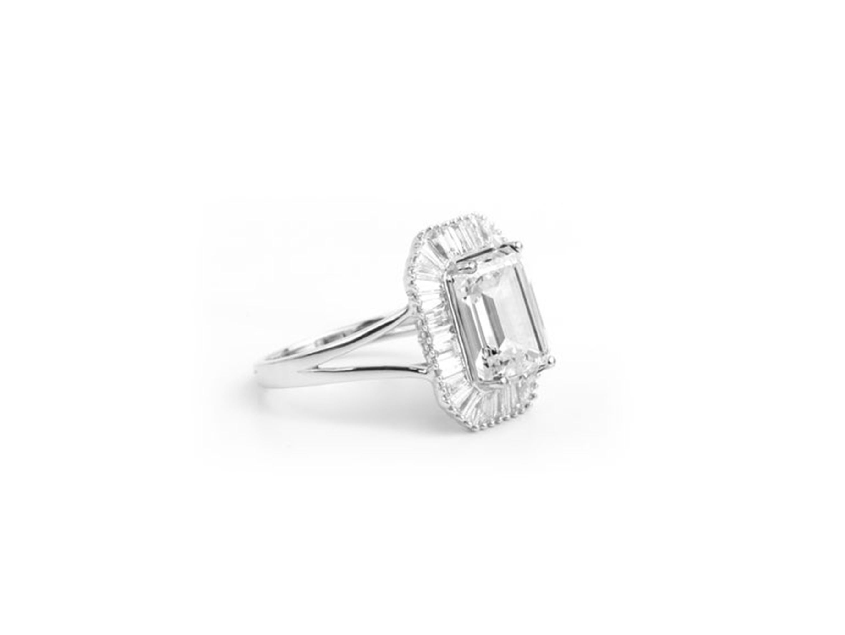 Anello di fidanzamento aureolato con diamante taglio smeraldo certificato GIA 4,00ct in platino 950 in vendita 2