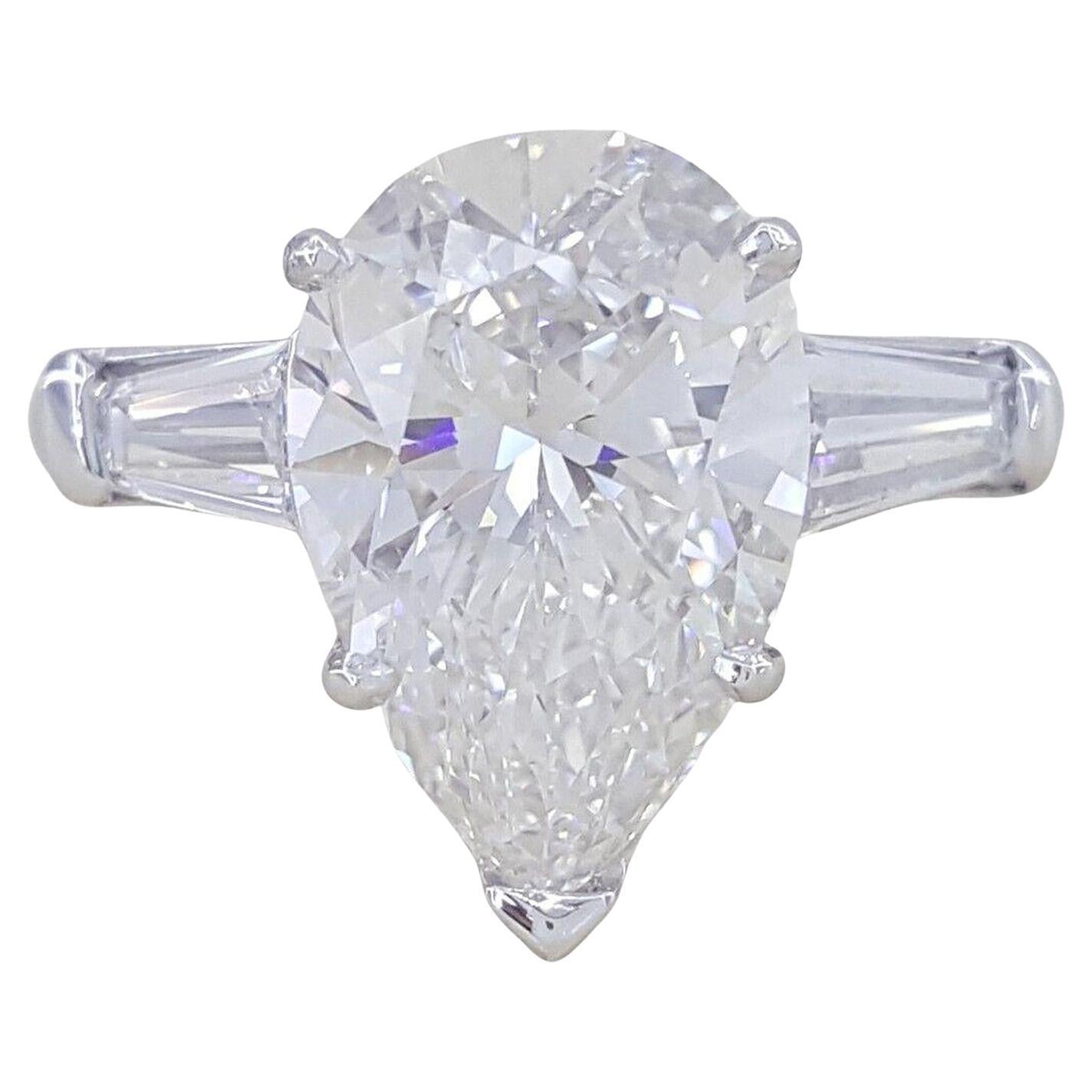 Bague de fiançailles en platine certifiée GIA de 4,00ct en forme de poire avec diamant baguette en vente