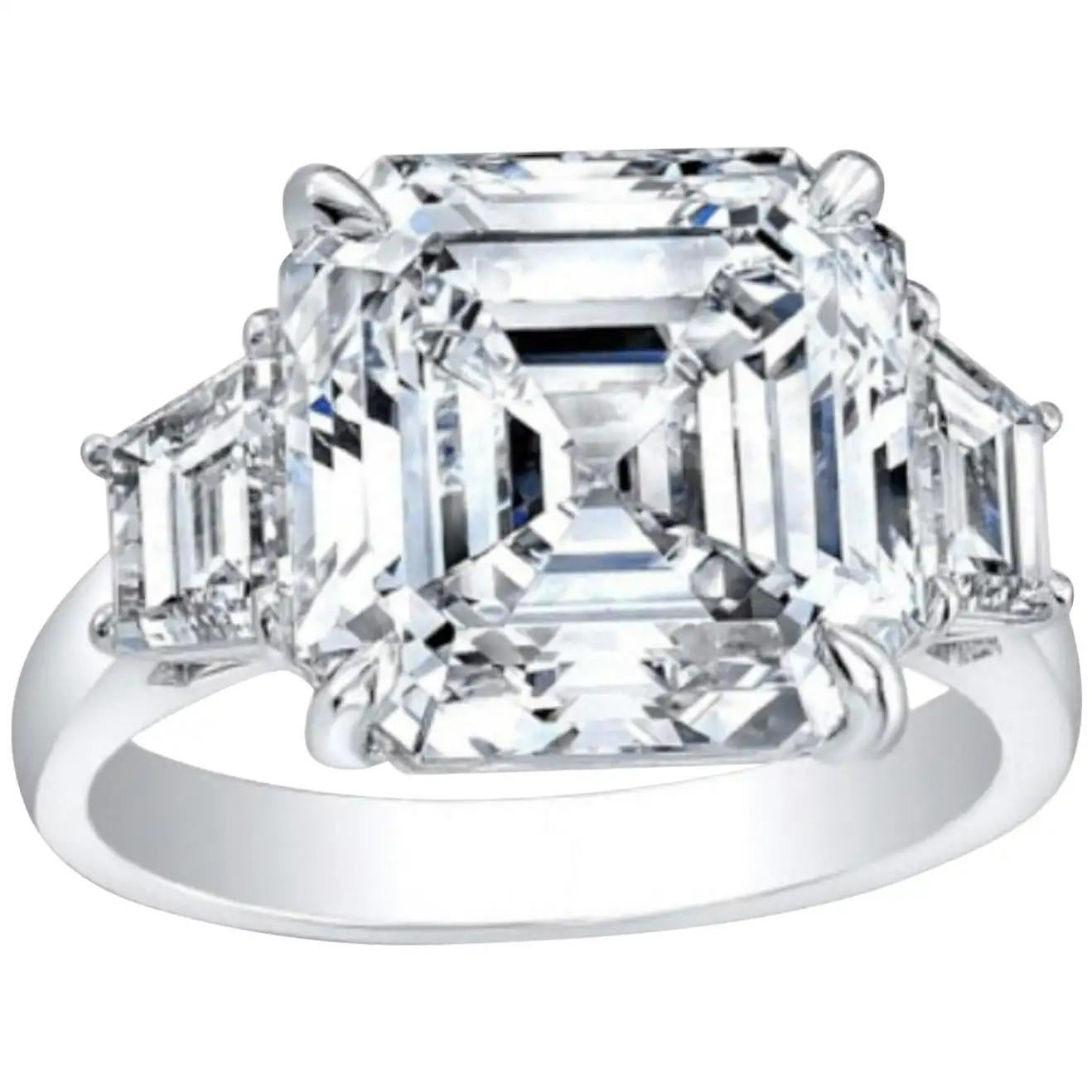 Élevez votre histoire d'amour avec l'élégance intemporelle de cette bague de fiançailles en diamant Asscher certifié GIA de 4,01 carats, ornée de deux diamants de taille trapézoïdale de chaque côté, le tout serti dans de l'or 18 carats. La pièce