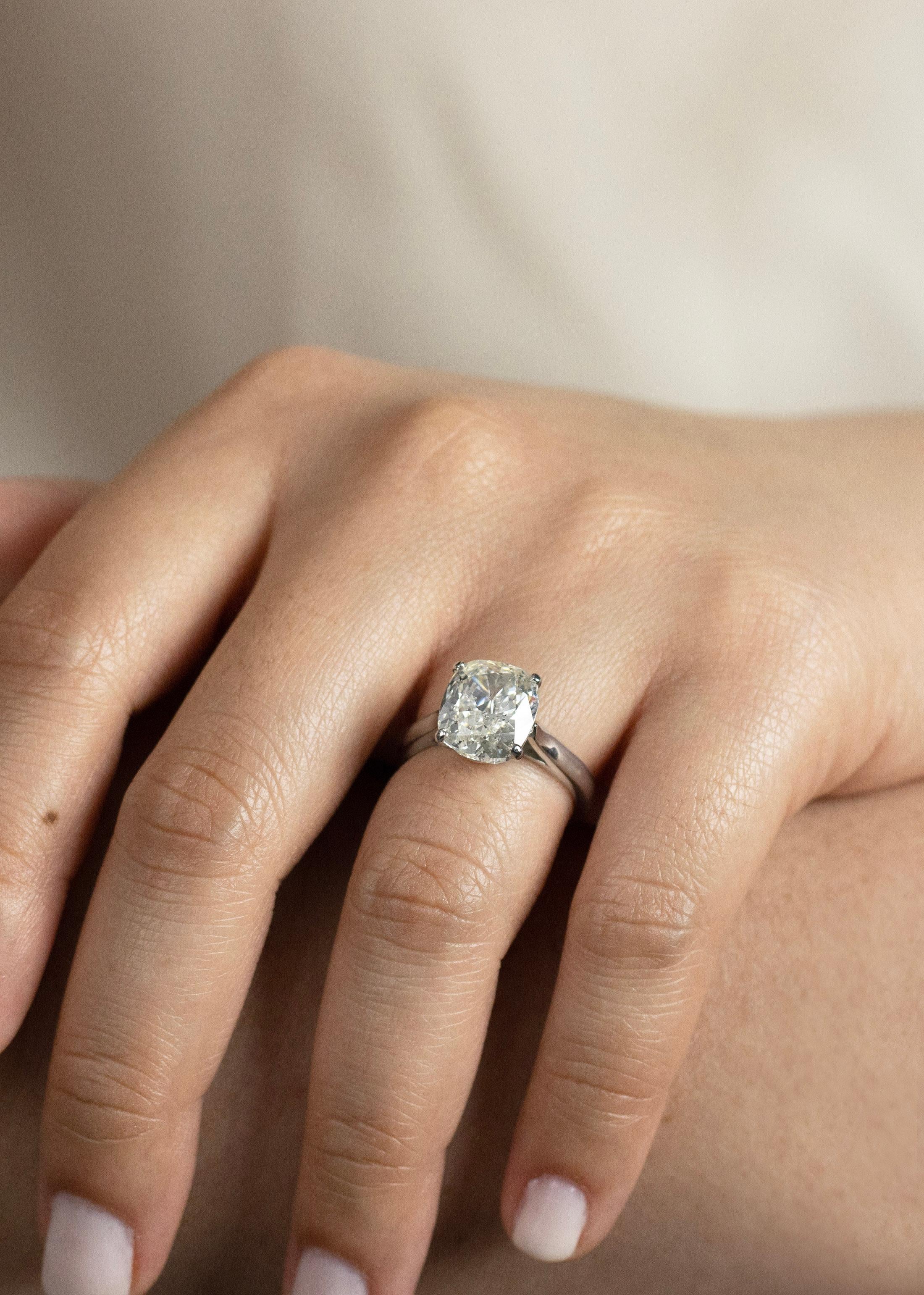 Bague de fiançailles solitaire certifiée GIA de 4.01 carats de diamant taillé en coussin Neuf - En vente à New York, NY