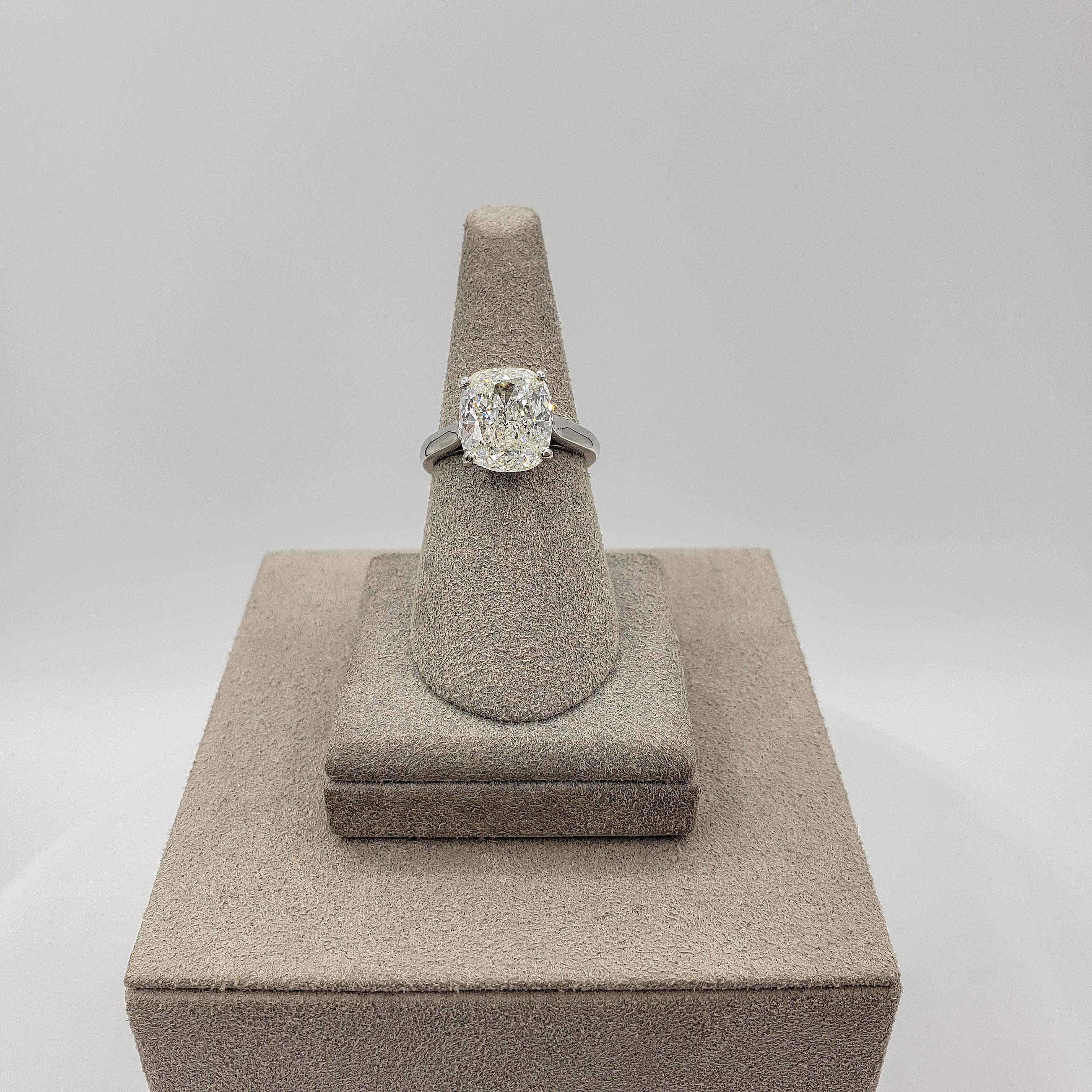 Bague de fiançailles solitaire certifiée GIA de 4.01 carats de diamant taillé en coussin en vente 1