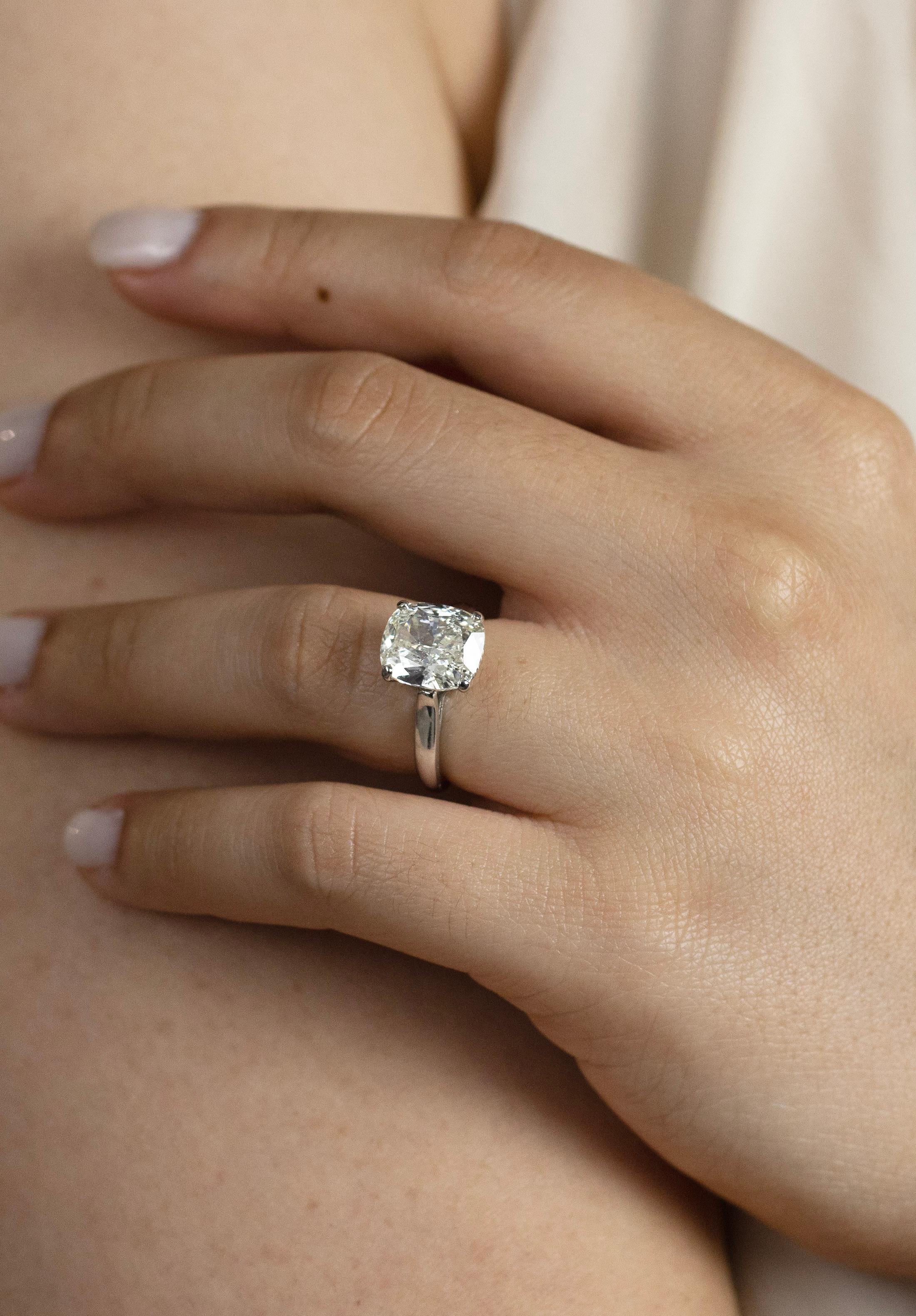 Bague de fiançailles solitaire certifiée GIA de 4.01 carats de diamant taillé en coussin Pour femmes en vente