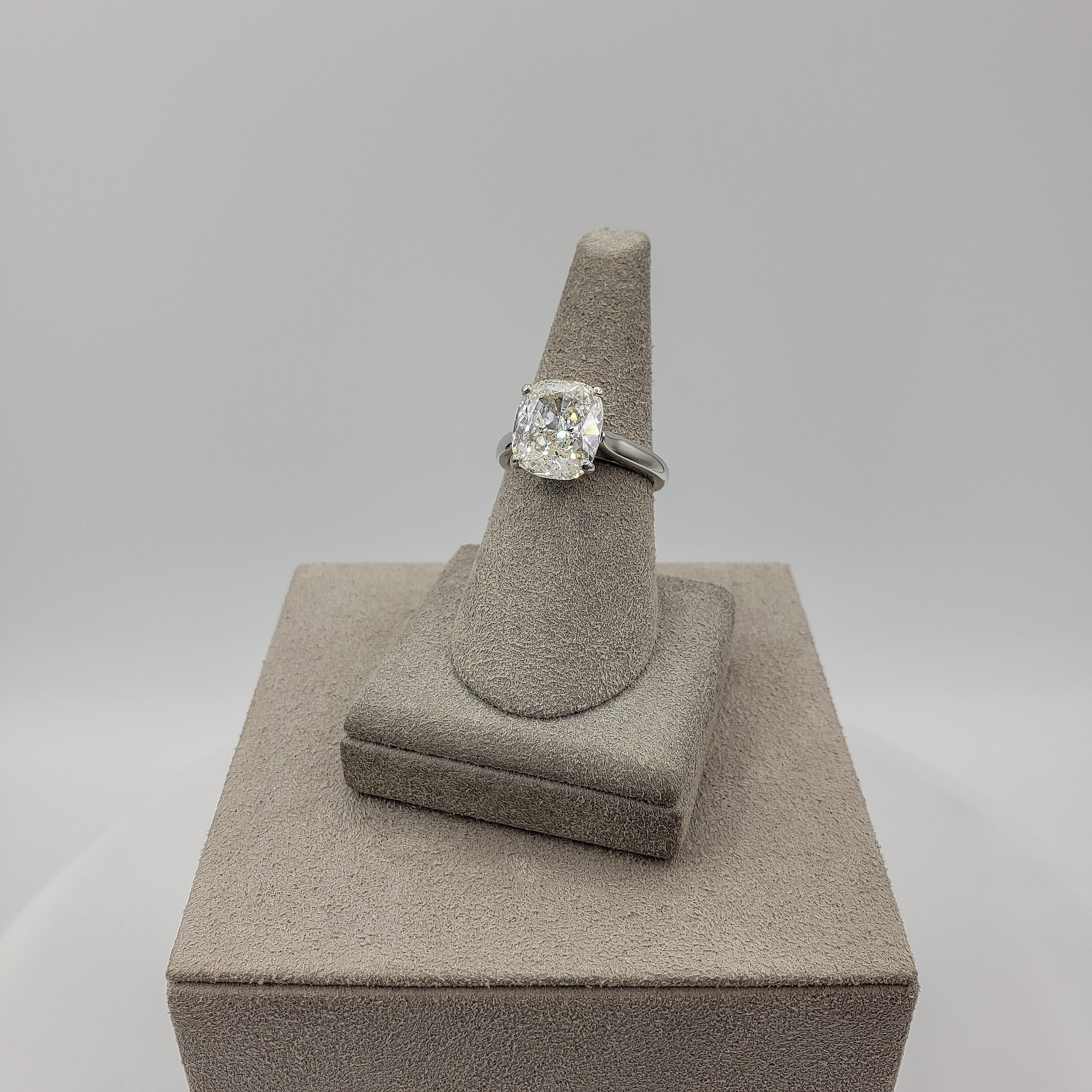 Bague de fiançailles solitaire certifiée GIA de 4.01 carats de diamant taillé en coussin en vente 3