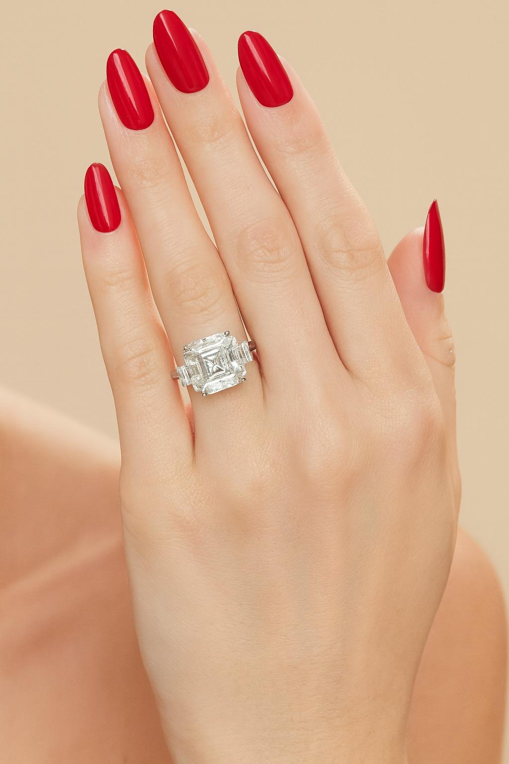 GIA zertifiziert 4,01 Karat D Farbe VS2 Quadratisch Smaragd Schliff Diamant Ring in Platin im Zustand „Neu“ im Angebot in Chicago, IL