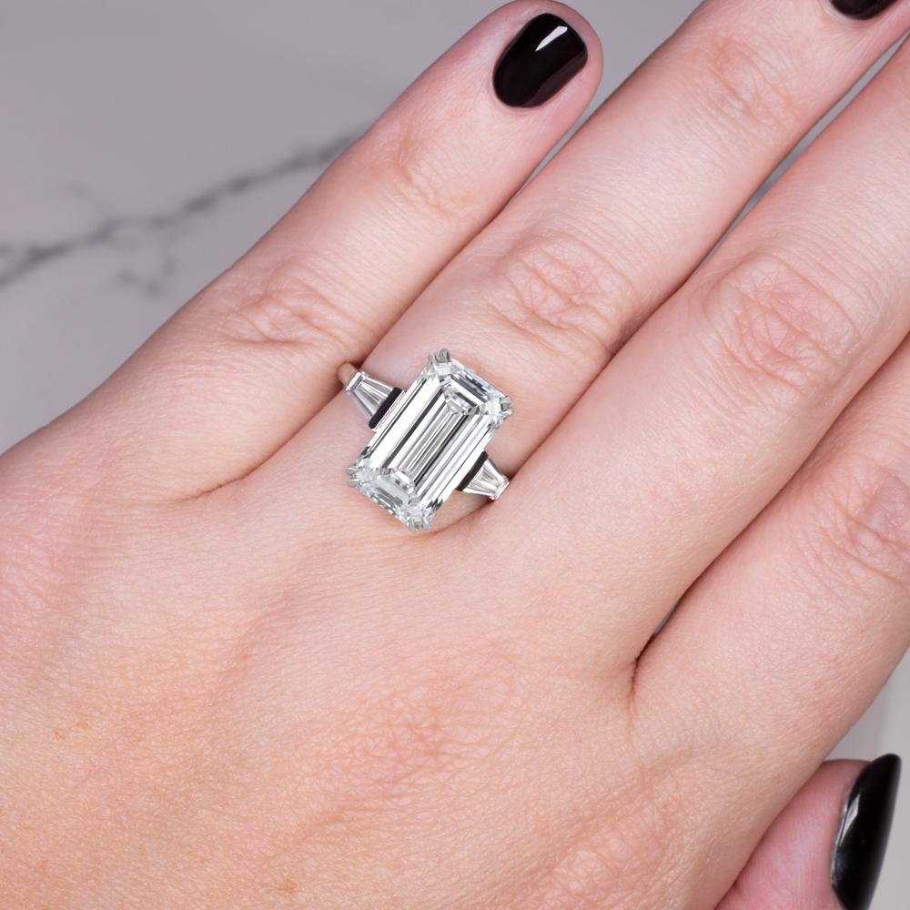 GIA zertifiziert 4,01 Karat E VS2 Smaragdschliff Diamant Platin Ring mit konischen Baguetten

Im Mittelpunkt dieses exquisiten Rings steht ein GIA-zertifizierter 4,01 Karat schwerer Diamant im Smaragdschliff.  Farbe E und Reinheit VS2, ein Stein von
