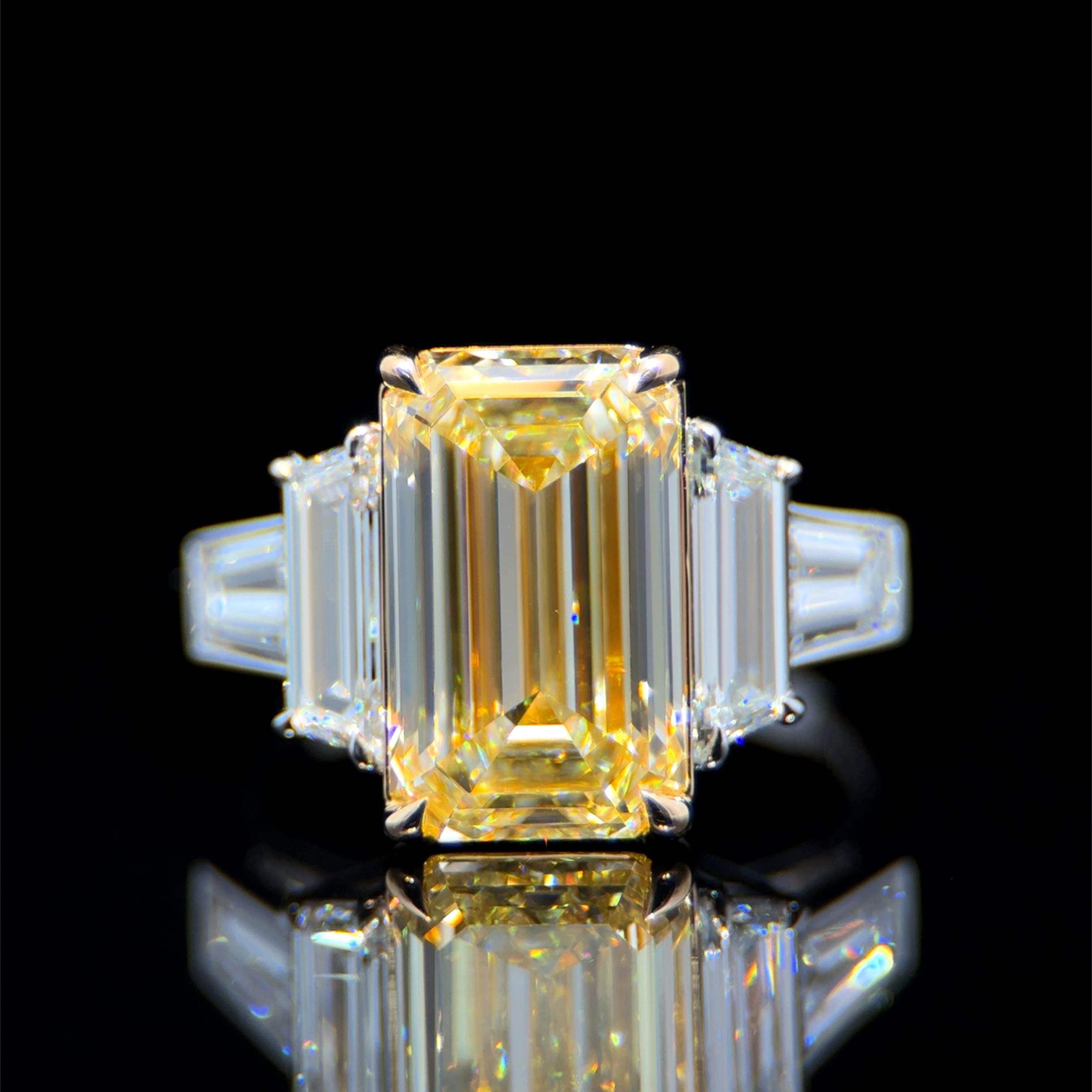 La forme la plus rare parmi les diamants naturels de couleur fantaisie est sans doute la taille émeraude non modifiée.
Notre bague à 5 pierres est ornée d'une émeraude naturelle allongée de couleur jaune vif, classée par la GIA. VS1 Clarté
Le centre