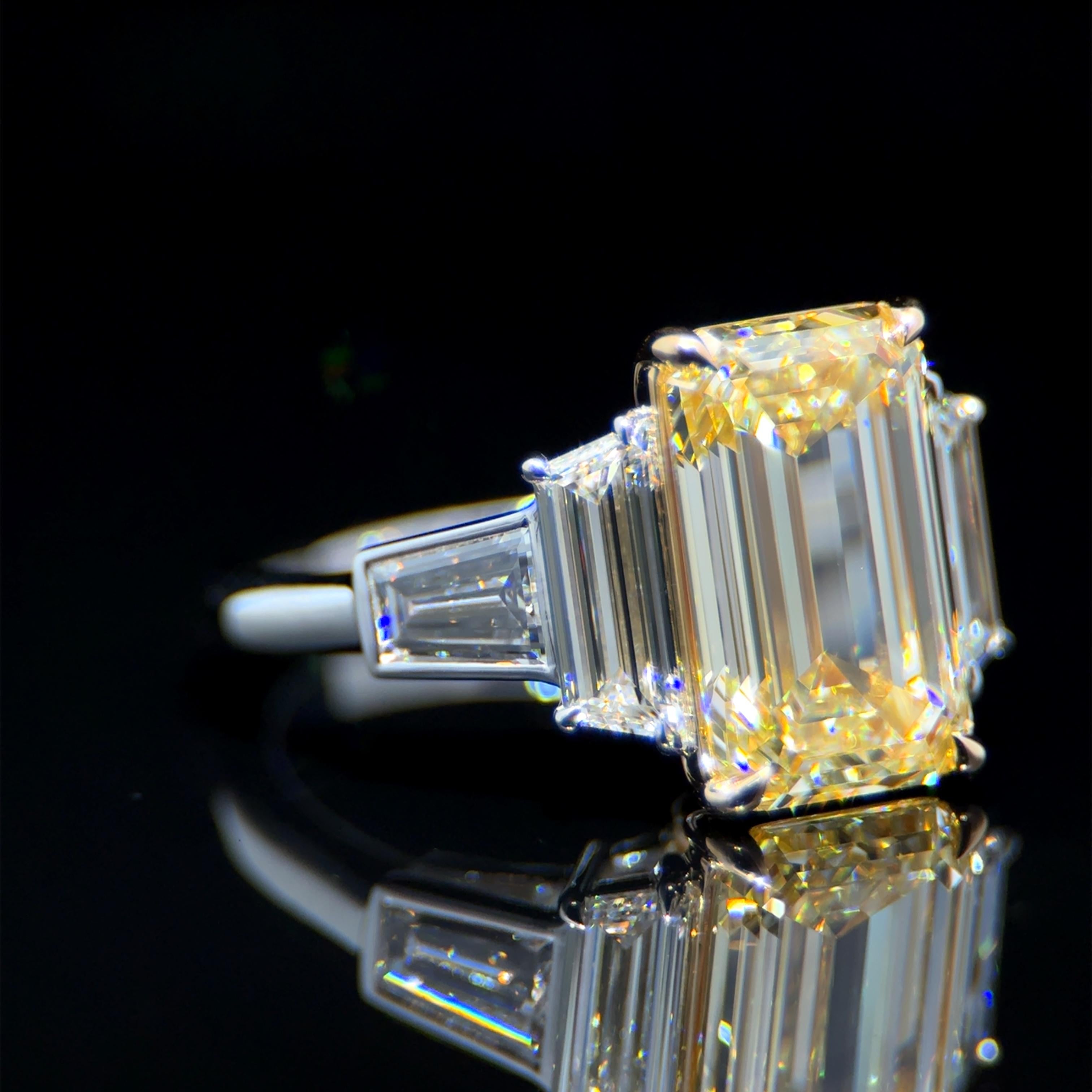 Taille émeraude Bague en diamant certifié GIA de 4,01 carats, taille émeraude allongée, de couleur naturelle jaune fantaisie en vente