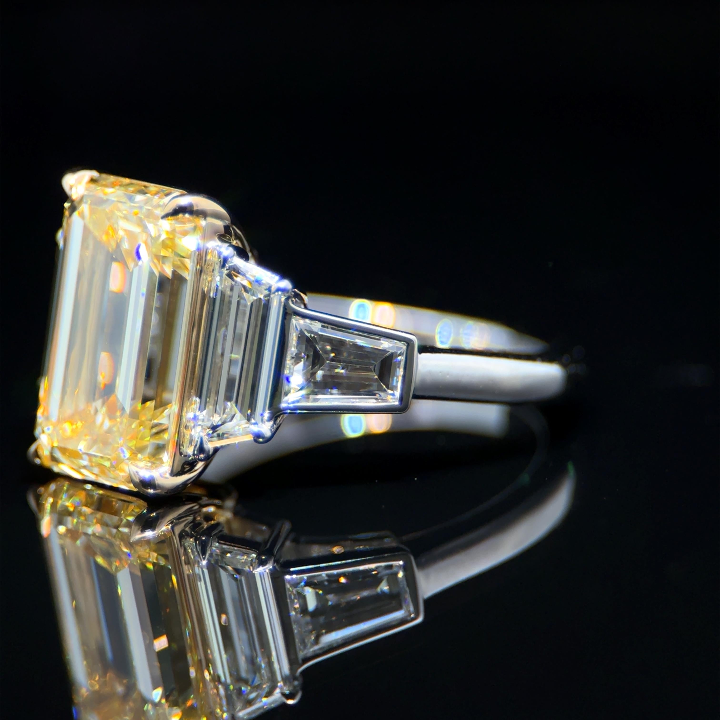 Bague en diamant certifié GIA de 4,01 carats, taille émeraude allongée, de couleur naturelle jaune fantaisie Neuf - En vente à New York, NY
