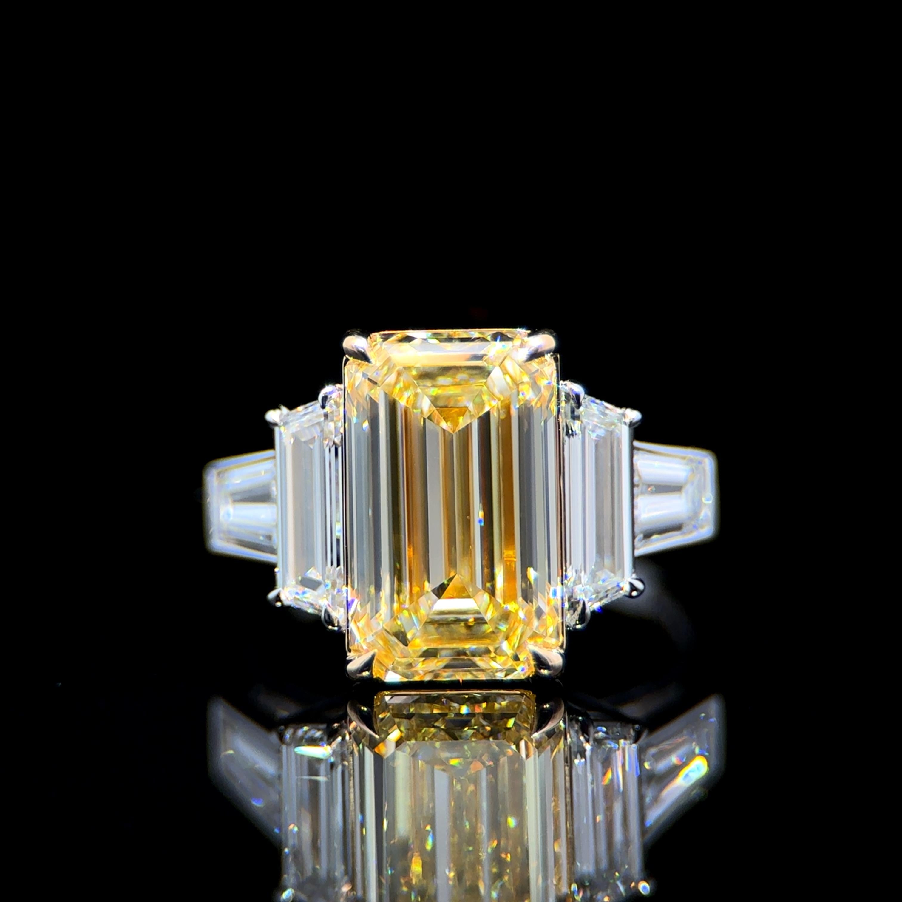 Bague en diamant certifié GIA de 4,01 carats, taille émeraude allongée, de couleur naturelle jaune fantaisie Pour femmes en vente