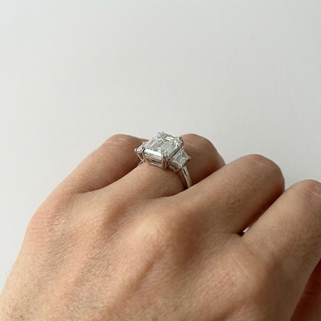 Contemporaneo Anello con diamante taglio smeraldo da 4.01 carati certificato GIA in vendita