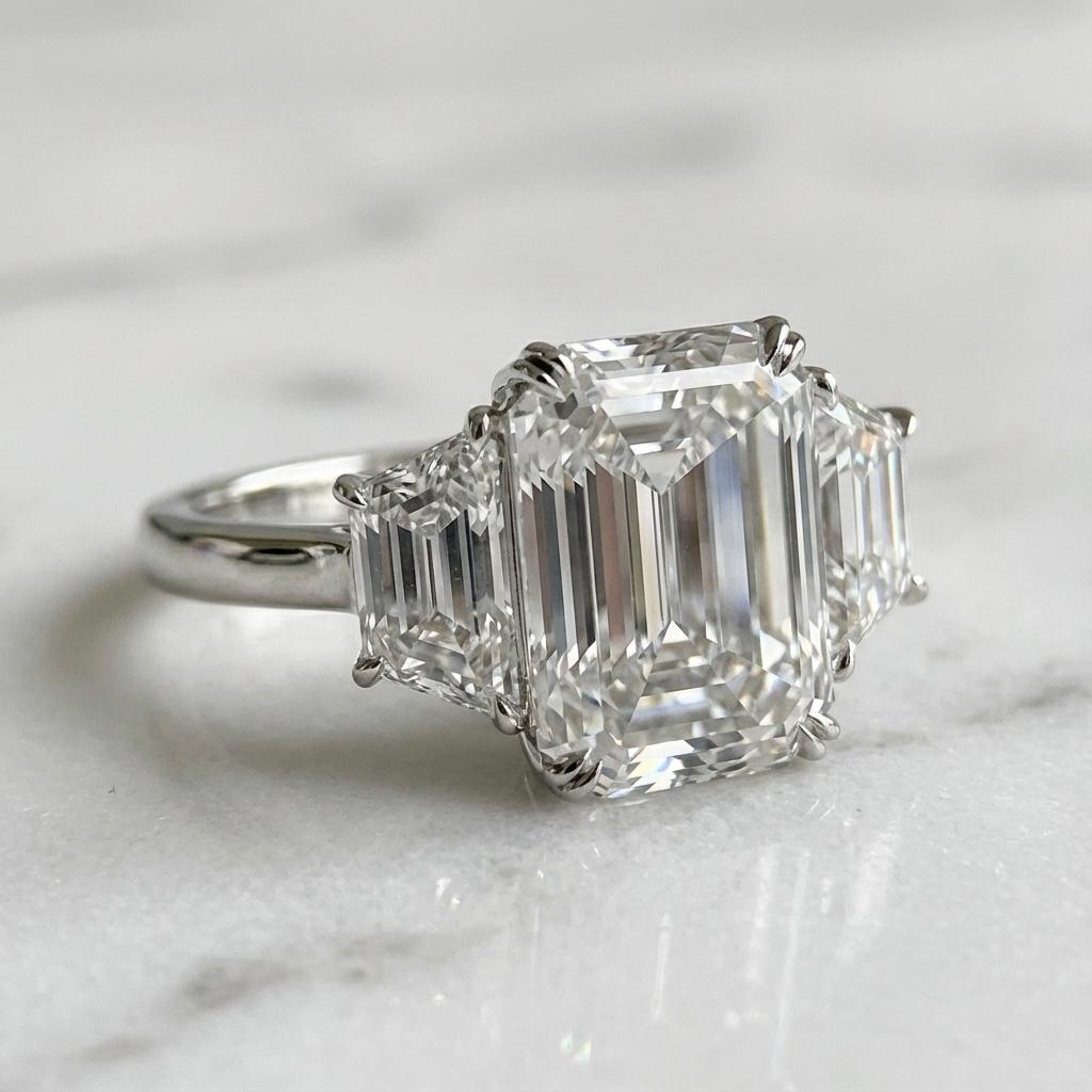 Taglio smeraldo Anello con diamante taglio smeraldo da 4.01 carati certificato GIA in vendita