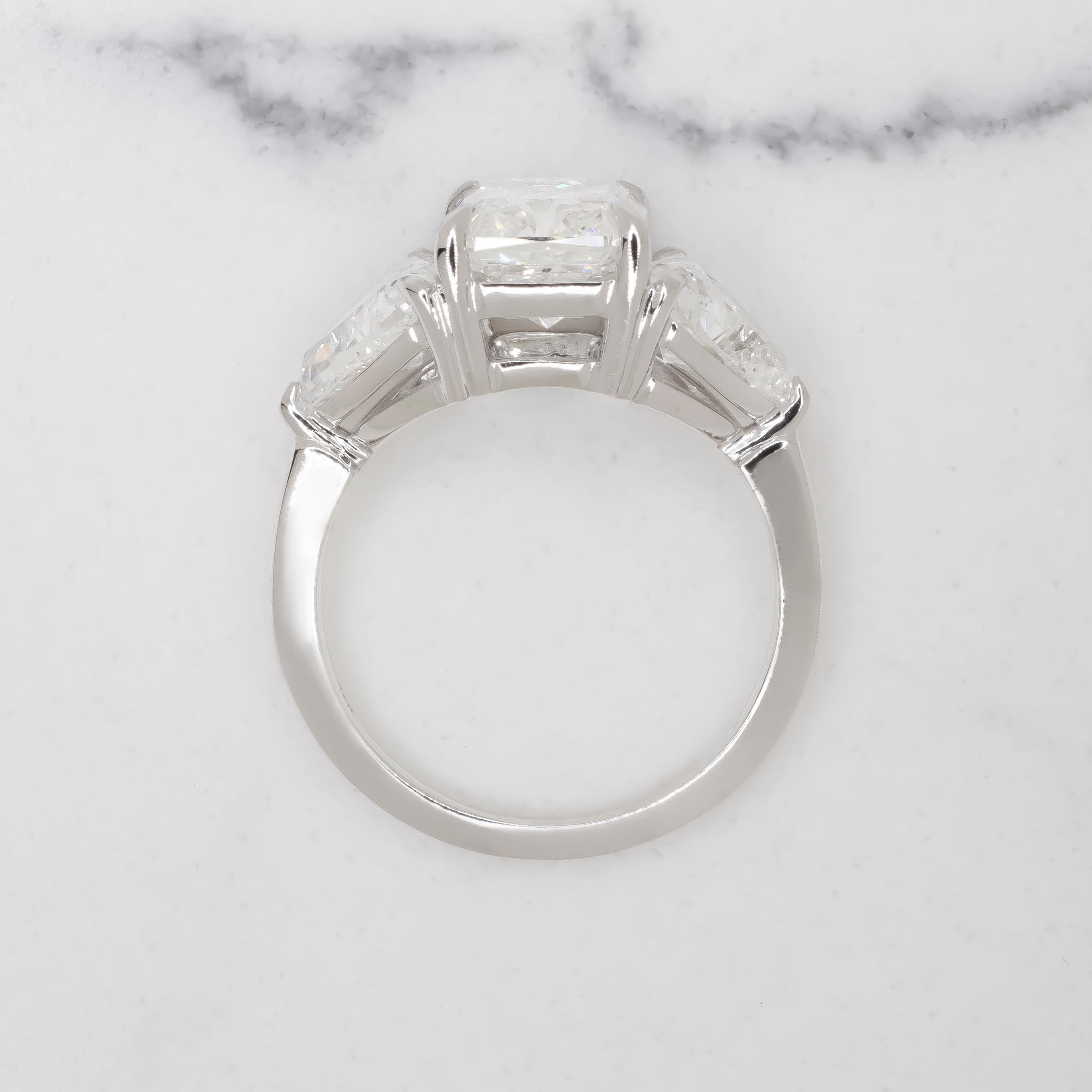 Anillo de diamantes talla esmeralda de 4,01 quilates F/VS1 certificado por GIA con piedra lateral trillón Corte radiante en venta