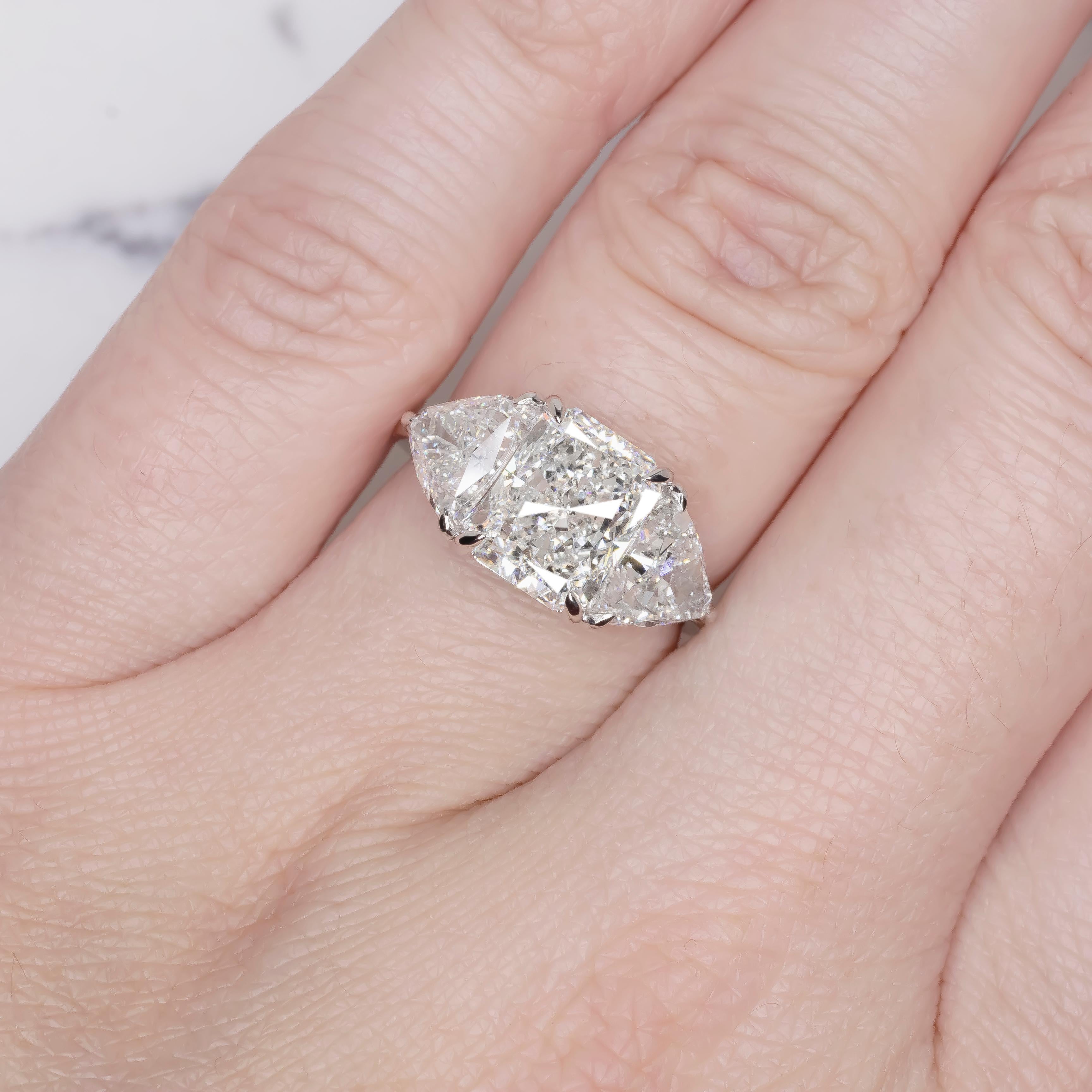 Anillo de diamantes talla esmeralda de 4,01 quilates F/VS1 certificado por GIA con piedra lateral trillón en Nuevo estado para la venta en Chicago, IL