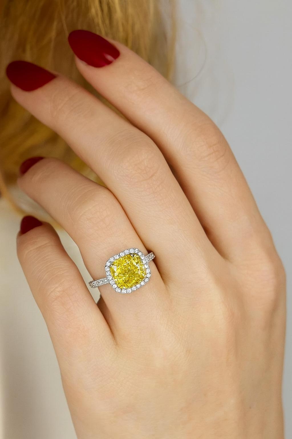 Taille coussin Bague certifiée GIA de 4,01 carats de diamant jaune fantaisie avec diamants de taille trillion en vente
