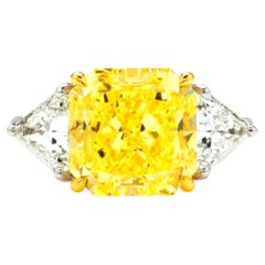 Bague certifiée GIA de 4,01 carats de diamant jaune fantaisie avec diamants de taille trillion