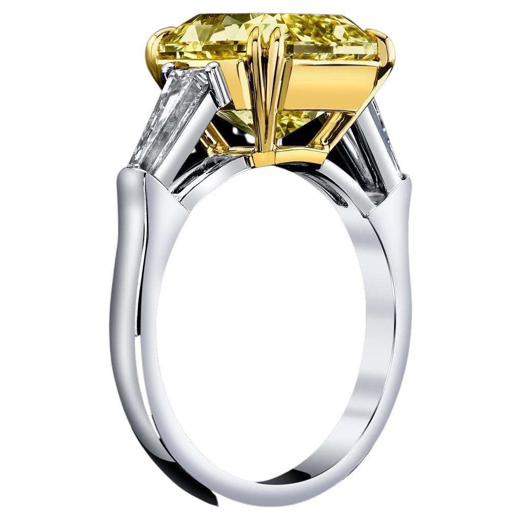 Bague en or jaune 18 carats et platine contenant un diamant rectangulaire modifié avec baguettes effilées, certifié par le GIA, de 4,01 carats de couleur jaune fantaisie VS2

Cette bague exceptionnelle met en valeur un diamant certifié GIA de 4,01