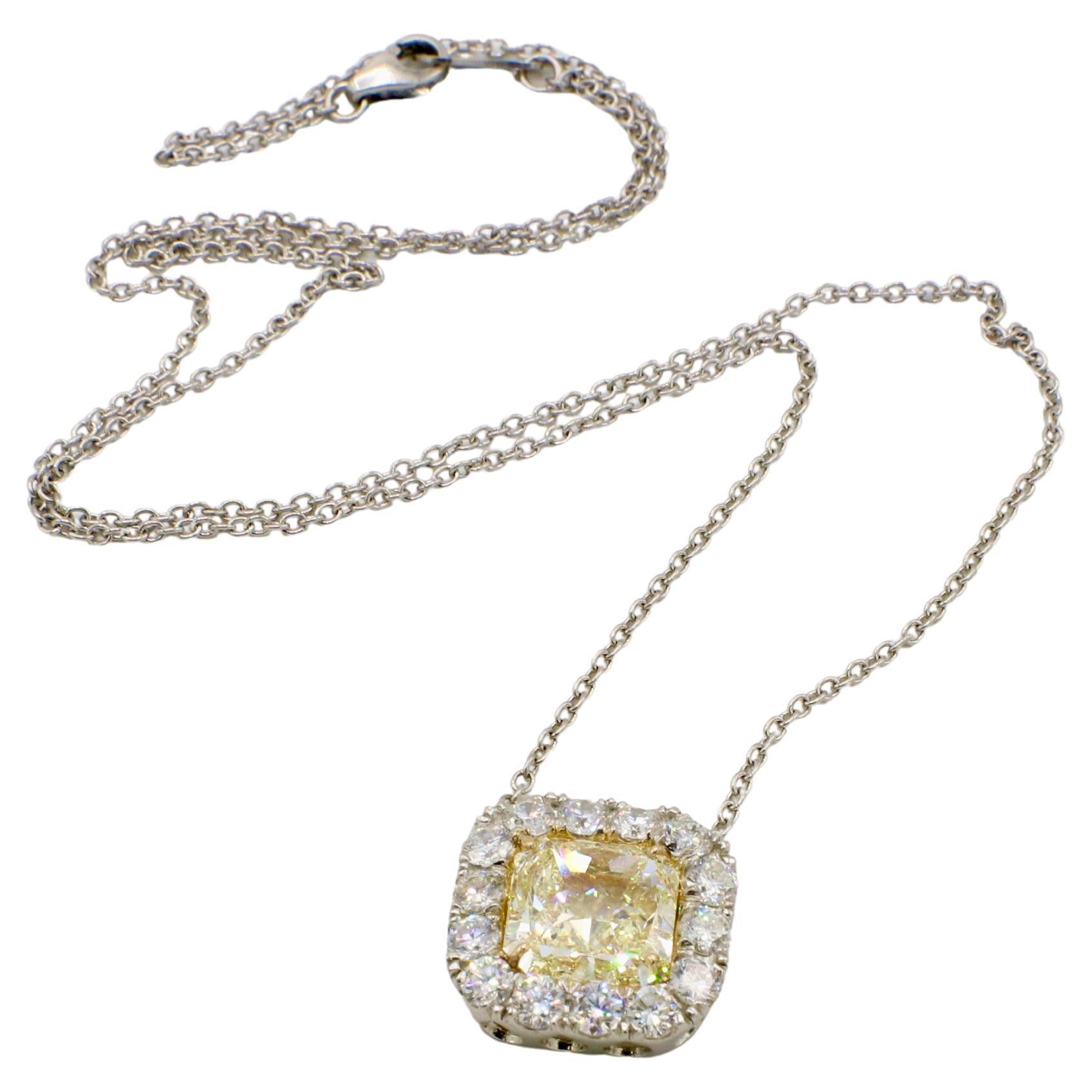 GIA-zertifizierte 4,01 Karat natürliche hellgelbe Diamant-Anhänger-Halskette 
Metall: Platin und Gelbgold
Gewicht: 8,37 Gramm
GIA-Berichtsnummer: 2235776322
Gelber Diamant: Eckiger quadratischer modifizierter Brillant 4,01 Karat S-T VS2