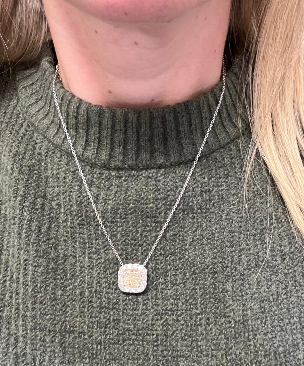 GIA-zertifizierte 4,01 Karat natürliche hellgelbe Diamant-Anhänger-Halskette Damen im Angebot