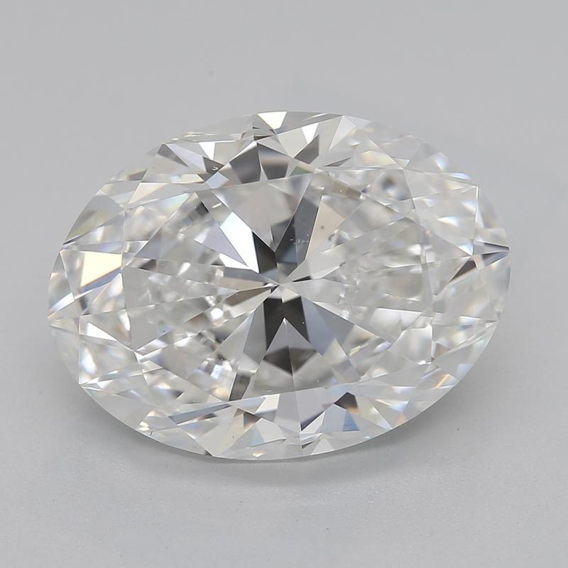 Uno squisito anello di diamanti presenta un meraviglioso centro di un diamante ovale certificato GIA, che vanta un peso impressionante di 4,01, G e VS2. Questo lussuoso pezzo è splendidamente realizzato in platino, creando uno sfondo perfetto che