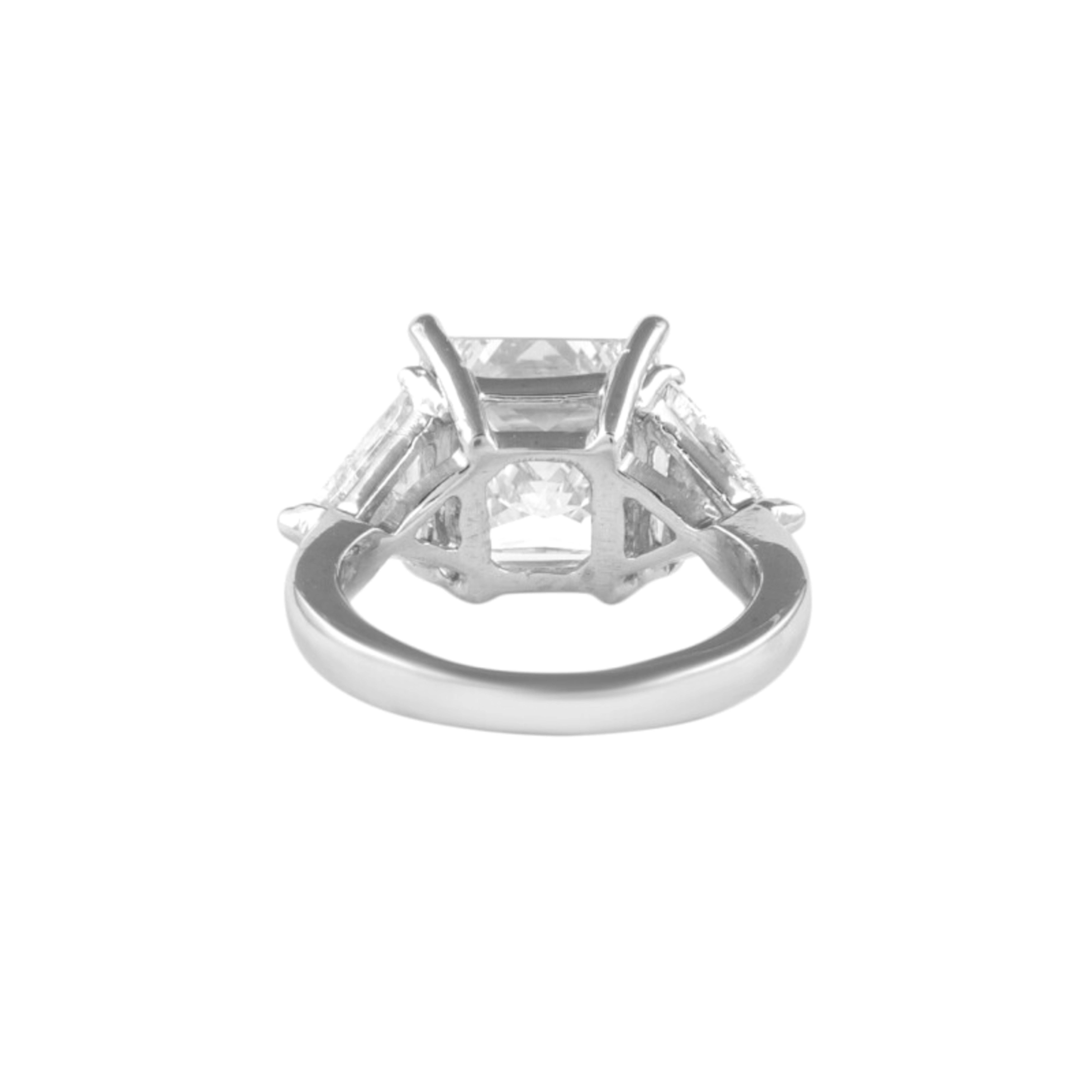 Ein auffälliger Dreistein-Diamantring mit einem GIA-zertifizierten 4,01-Karat-Diamanten im quadratischen modifizierten Brillantschliff (Princess Cut), eingestuft in Farbe F und Reinheit VS2. Der Mittelstein weist eine außergewöhnliche Brillanz und