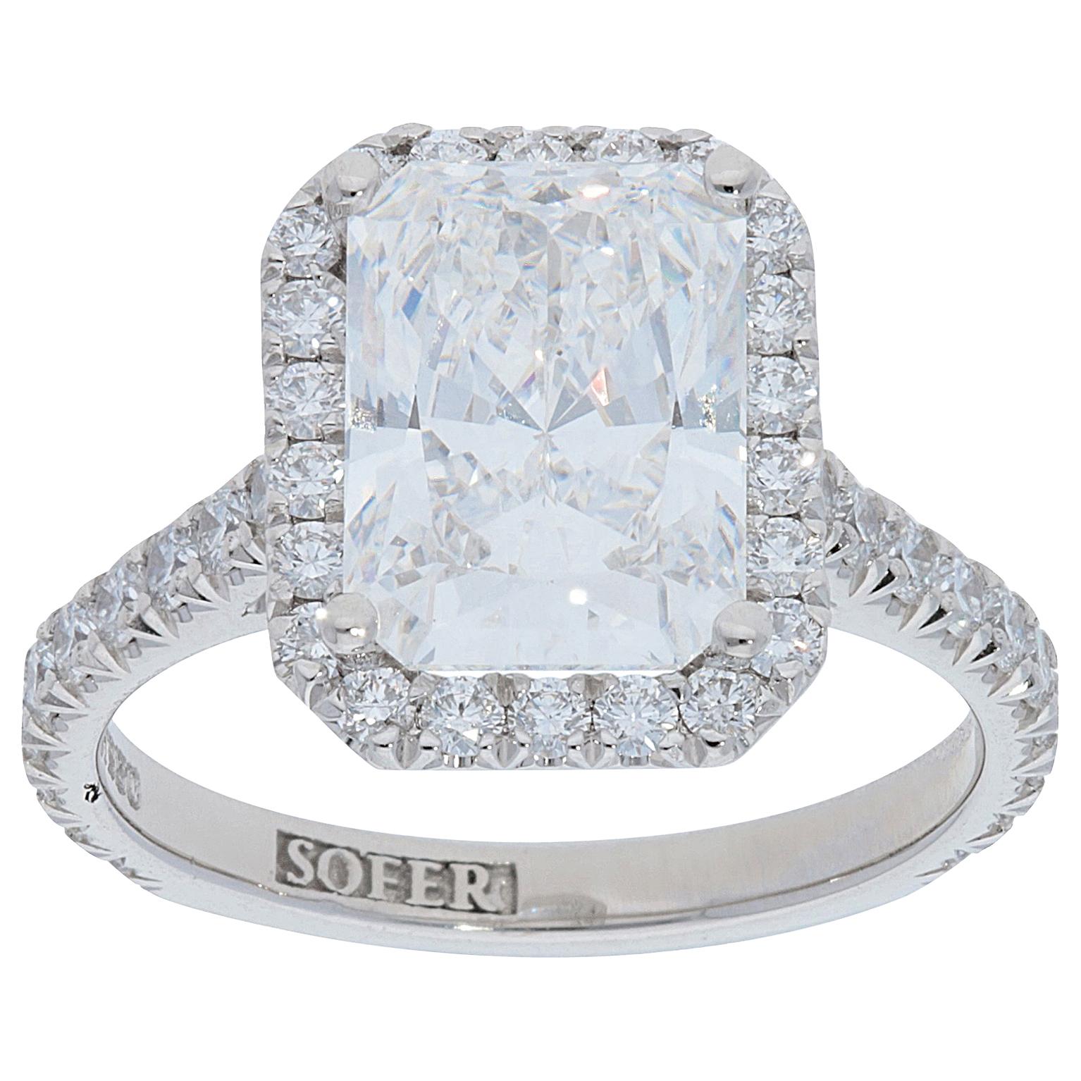 GIA Certified 4.01 Carat Radiant Diamond Halo Ring For Sale