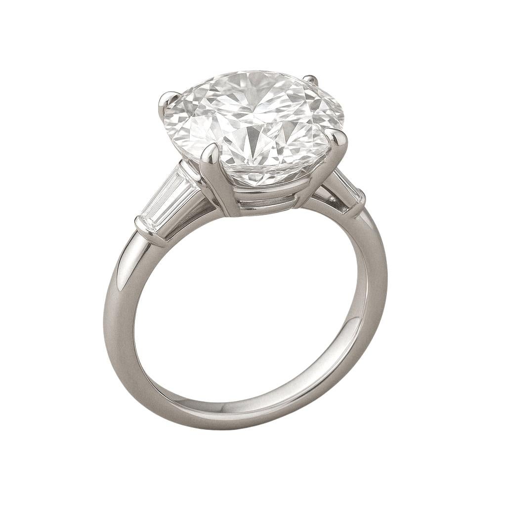 Contemporary GIA Certified 4.01 Carat Round Diamond Platinum Ring with Tapered Baguettes For Sale