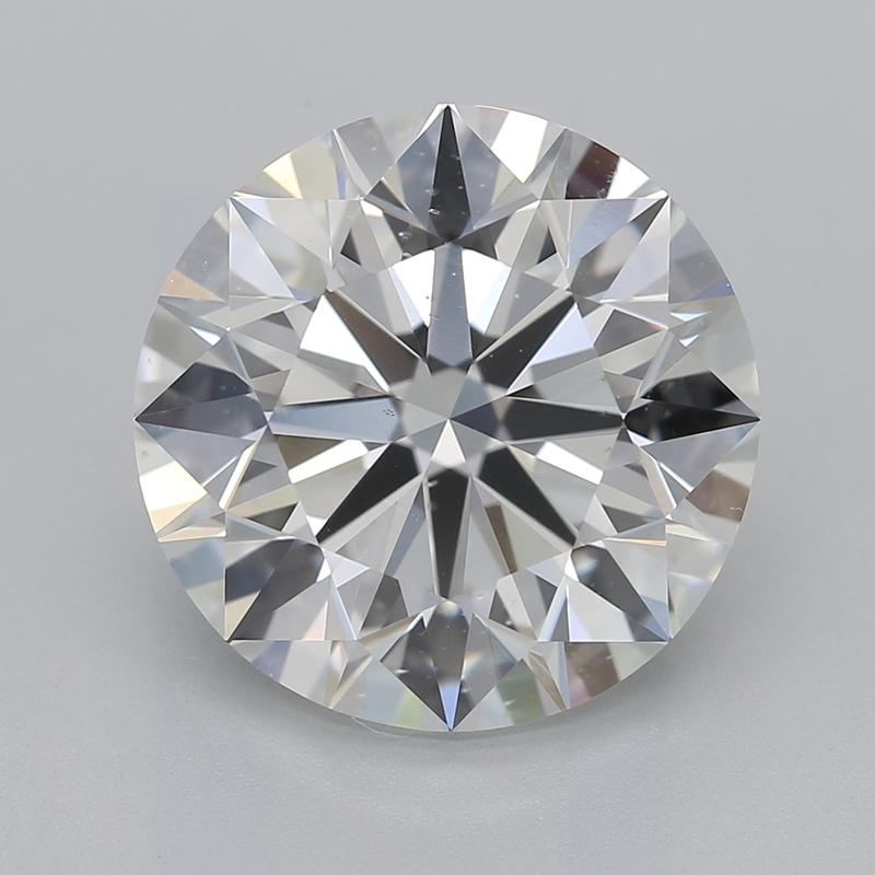 Experimenta el encanto de este exquisito anillo de diamantes con un magnífico diamante redondo de 4,01. Engastado en lujoso platino, su clásico engaste con garras realza la belleza del diamante, con los lados pellizcados a lo largo de la banda que