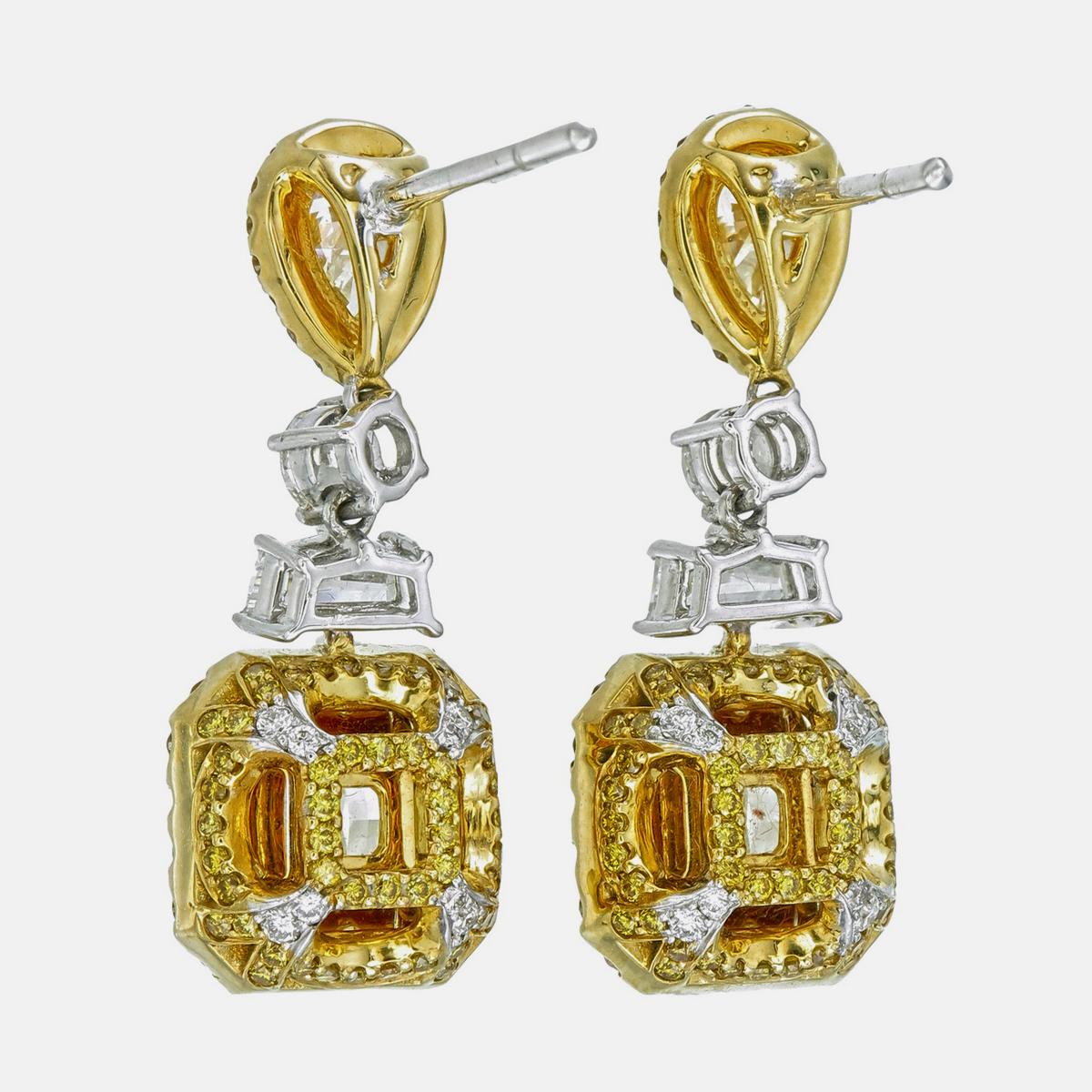 Orecchini con diamanti gialli fantasia certificati GIA da 4,01 carati in oro bianco 18 carati in vendita 3