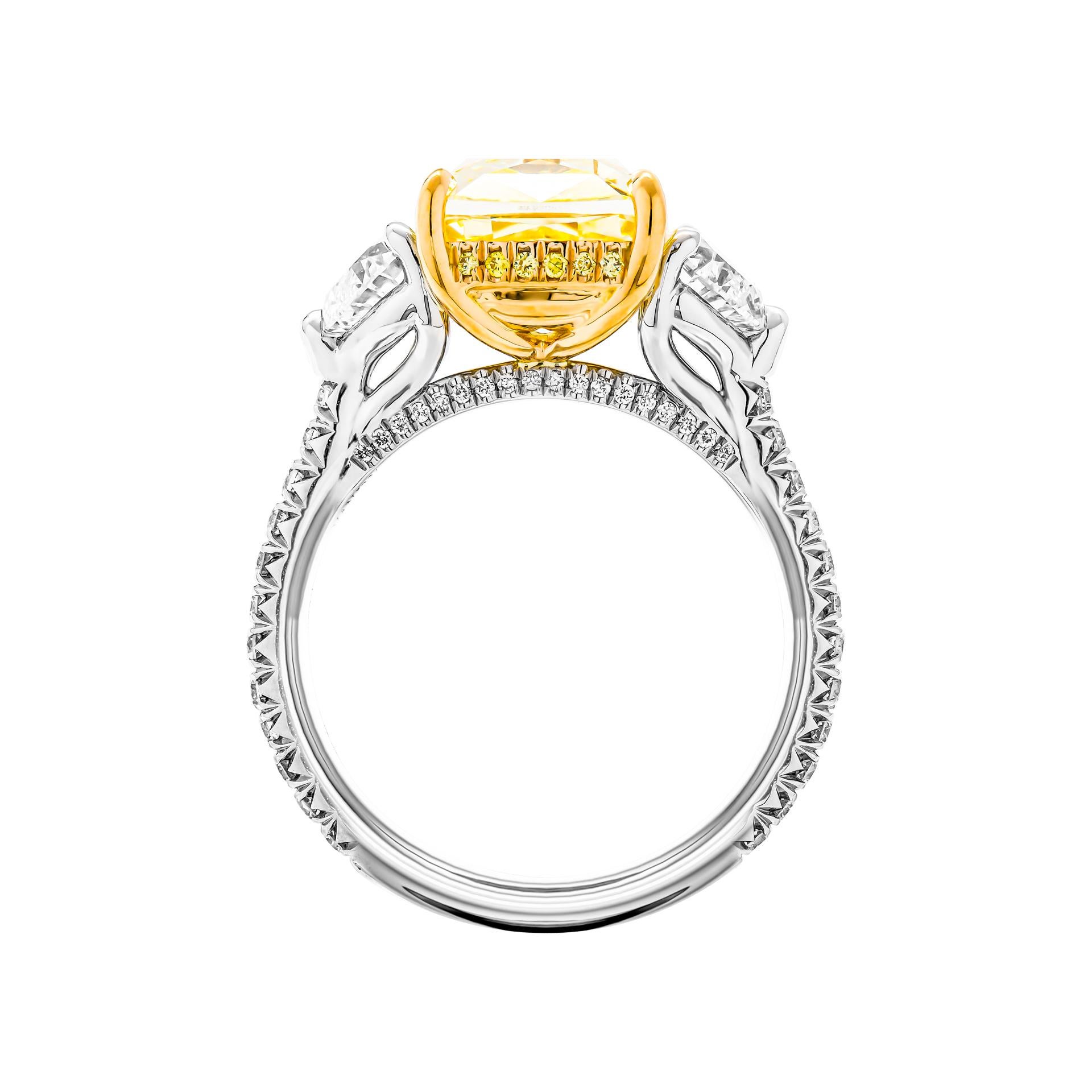 GIA-zertifizierter dreisteiniger Ring mit 4,01 Karat natürlichem gelbem Fancy-Kissenschliff (Moderne) im Angebot
