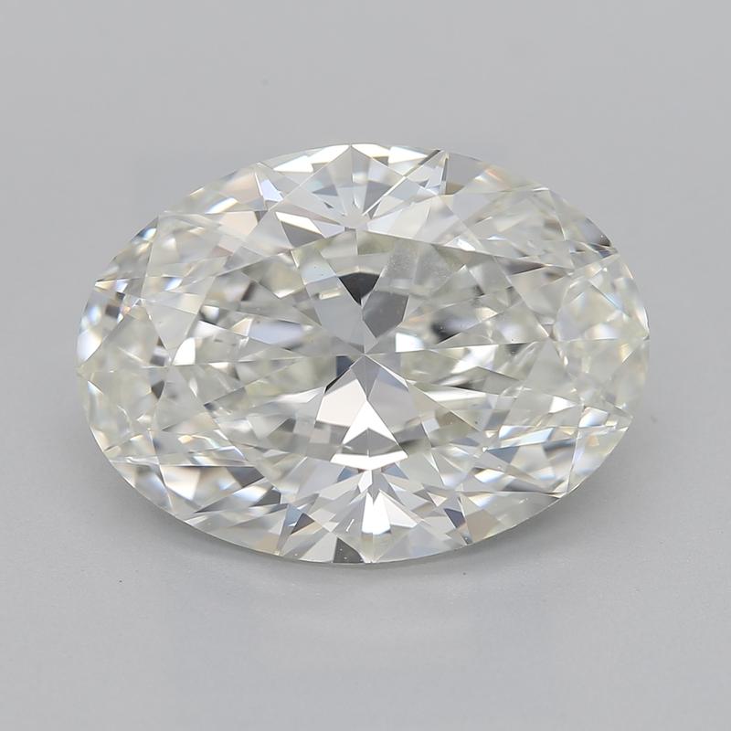 Realizzato a mano a New York, questo affascinante anello con diamante presenta una splendida pietra centrale ovale del peso di 4,01, classificata I e VS2, che emana una brillantezza e un fuoco eccezionali. Il design è caratterizzato da