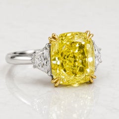 GIA zertifiziert 4.02 Karat Cushion Cut Fancy Yellow Diamond Drei Stein Ring