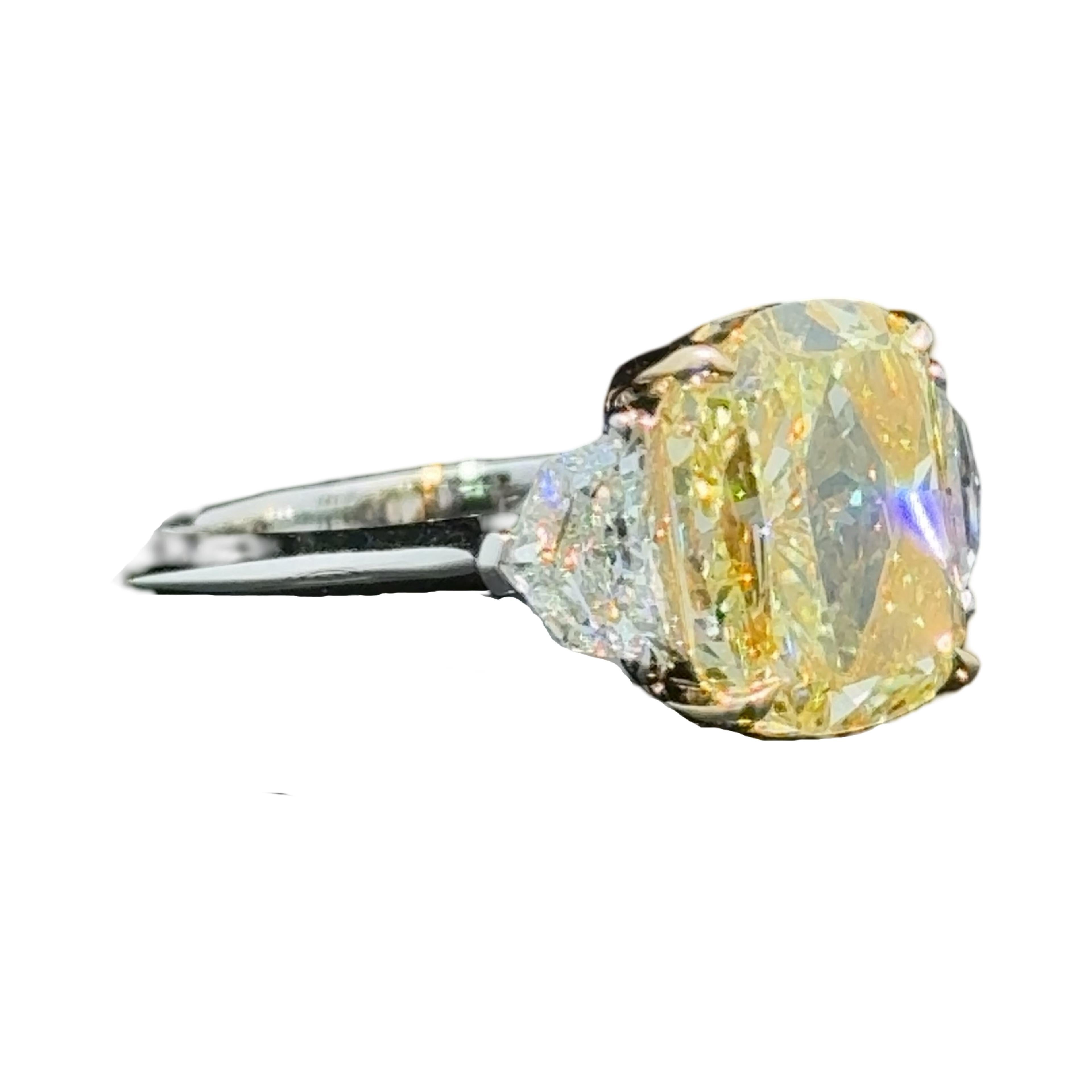 GIA Certified 4.02 Carat Cushion Cut Fancy Yellow Diamond Three Stone Ring (bague à trois pierres) Neuf - En vente à New York, NY
