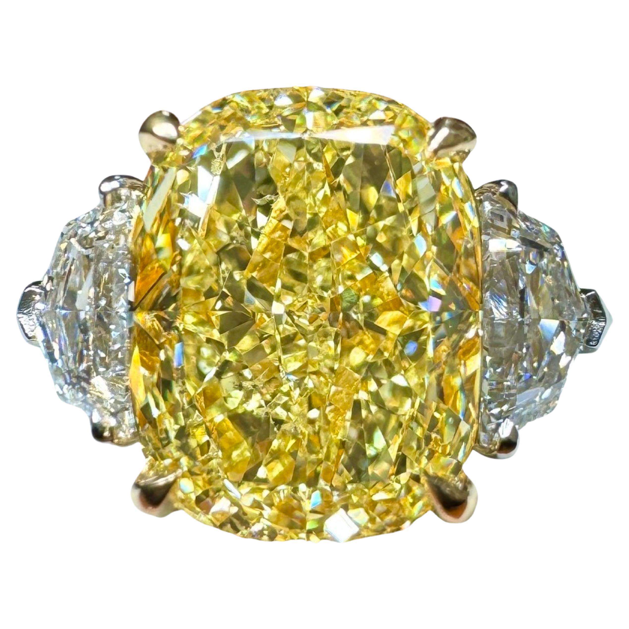 GIA Certified 4.02 Carat Cushion Cut Fancy Yellow Diamond Three Stone Ring (bague à trois pierres) en vente