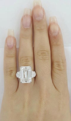Anello a tre pietre con diamante taglio smeraldo certificato GIA da 4,02 carati