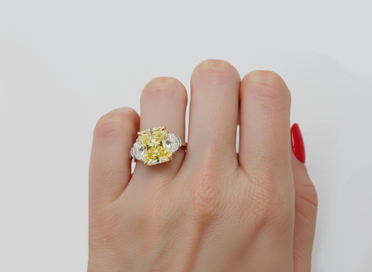 Contemporaneo Anello di fidanzamento con diamante giallo intenso da 4,02 carati certificato GIA in vendita