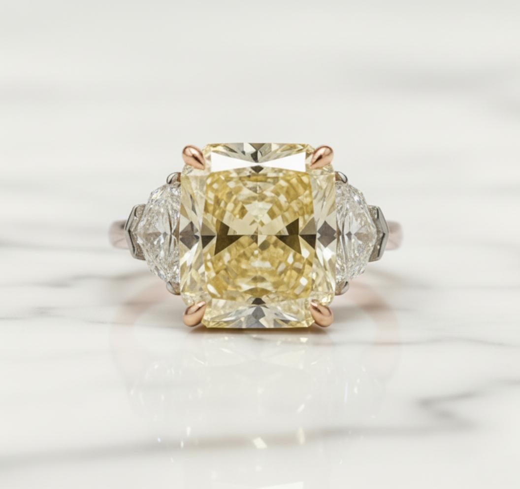 Taglio radiant Anello di fidanzamento con diamante giallo intenso da 4,02 carati certificato GIA in vendita