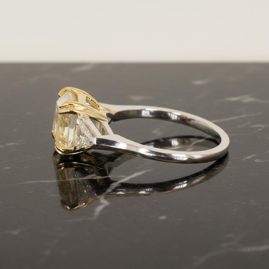 Contemporain Bague diamant taille coussin certifié GIA 4,02 carats jaune fantaisie VS2 Clarity en vente