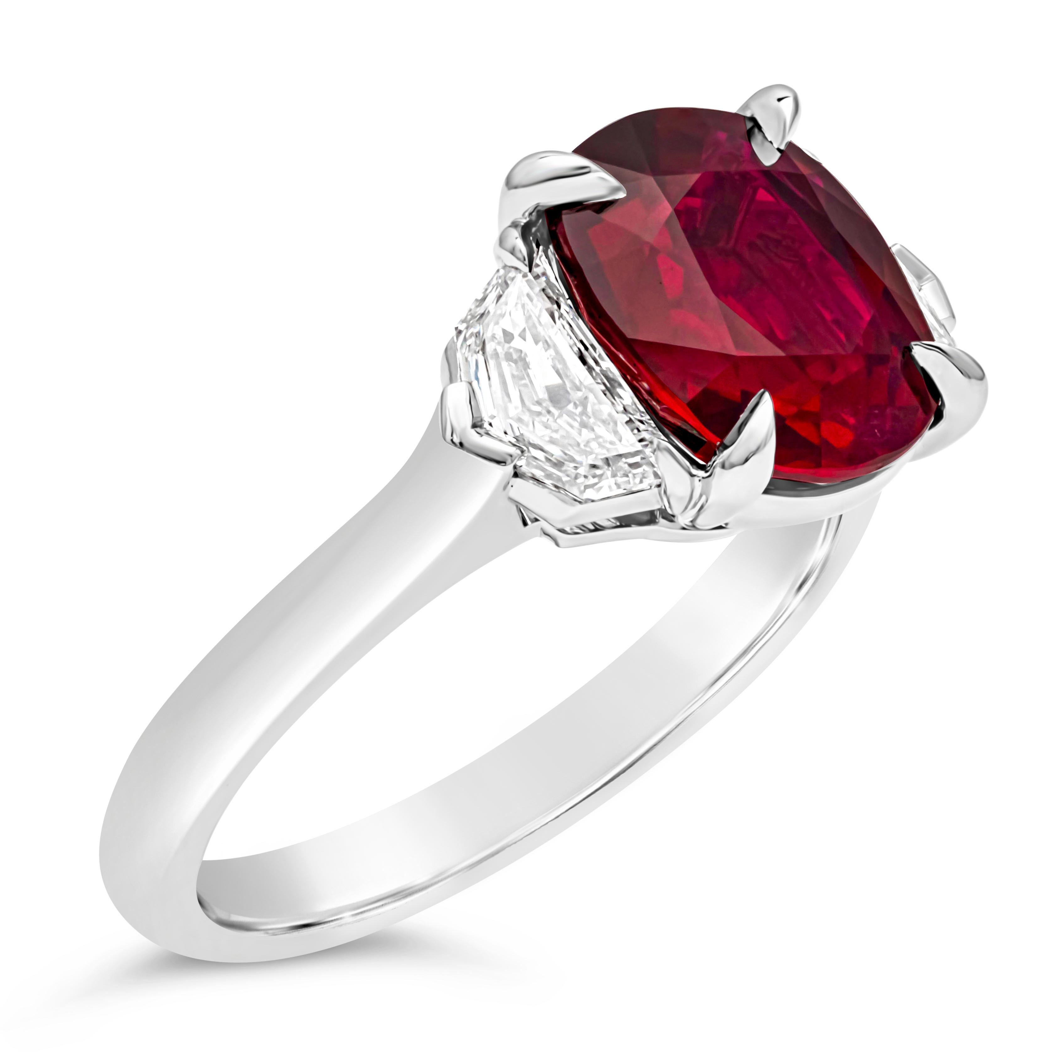 GIA-zertifizierter 4,02 Karat Rubin & Diamantring mit drei Steinen im Kissenschliff im Kissenschliff Damen im Angebot