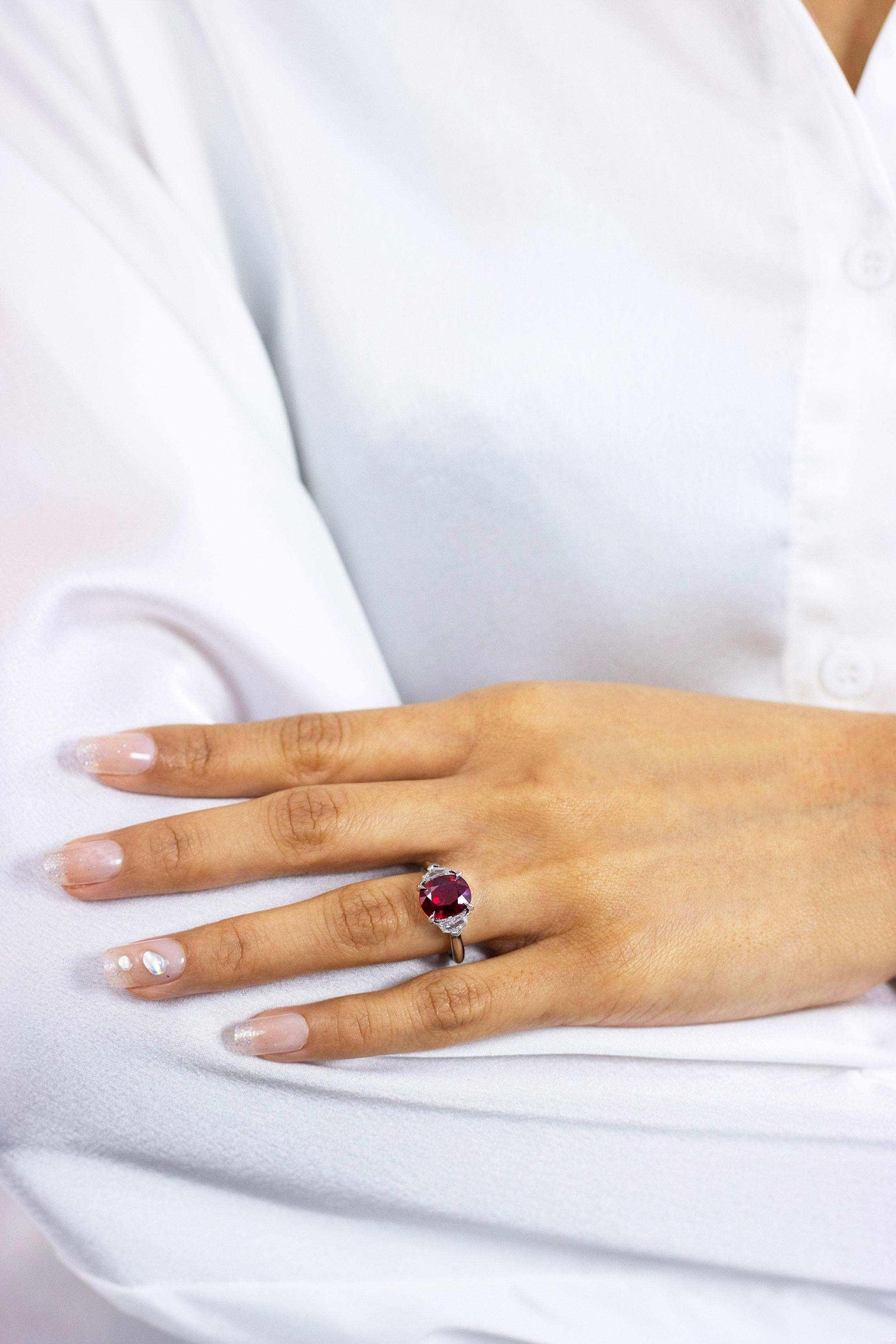 GIA Certified 4.02 Carats Cushion Cut Ruby & Diamond Three Stone Ring (bague à trois pierres avec rubis et diamants) Pour femmes en vente