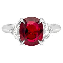 GIA Certified 4.02 Carats Cushion Cut Ruby & Diamond Three Stone Ring (bague à trois pierres avec rubis et diamants)