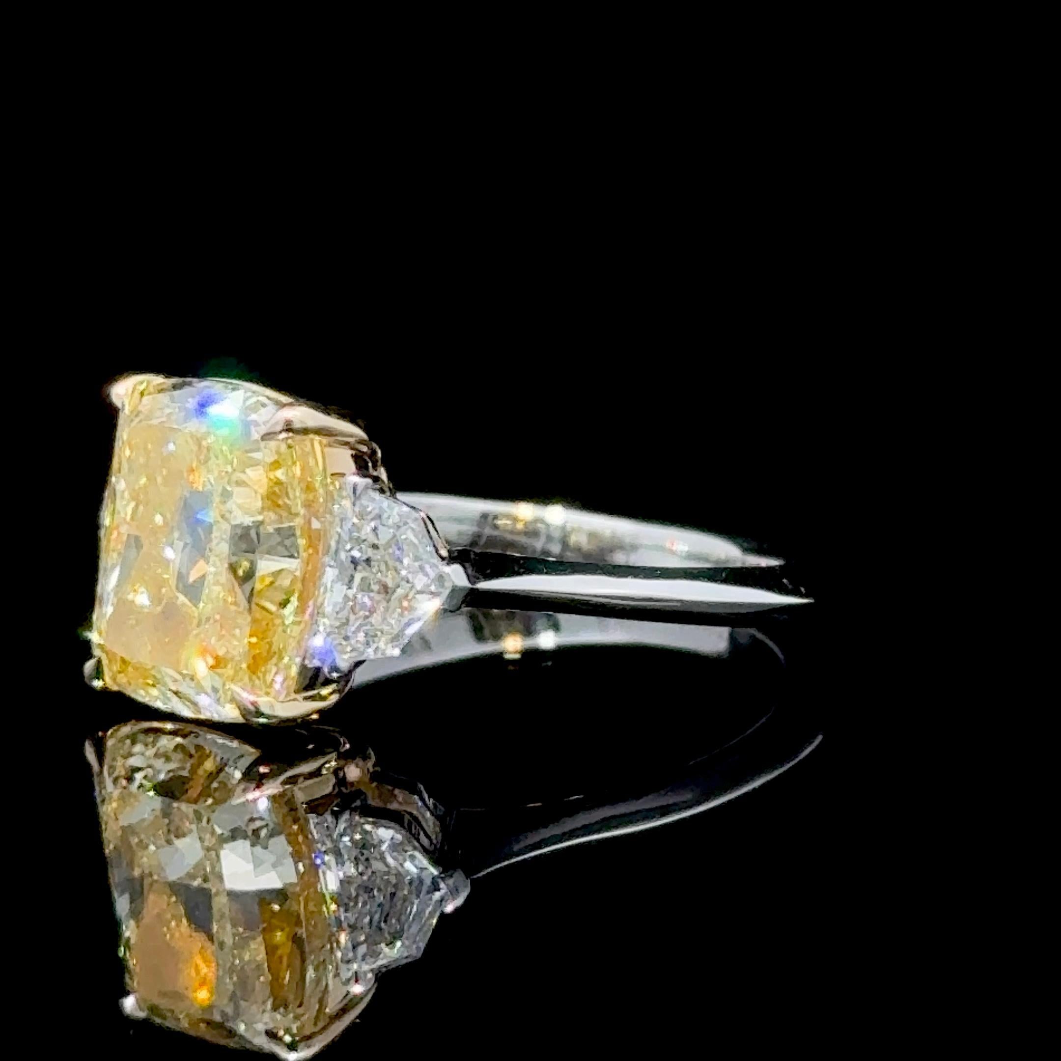GIA-zertifizierter 4,02 Karat gelber Diamantring mit drei Steinen im Kissenschliff im Zustand „Neu“ in New York, NY