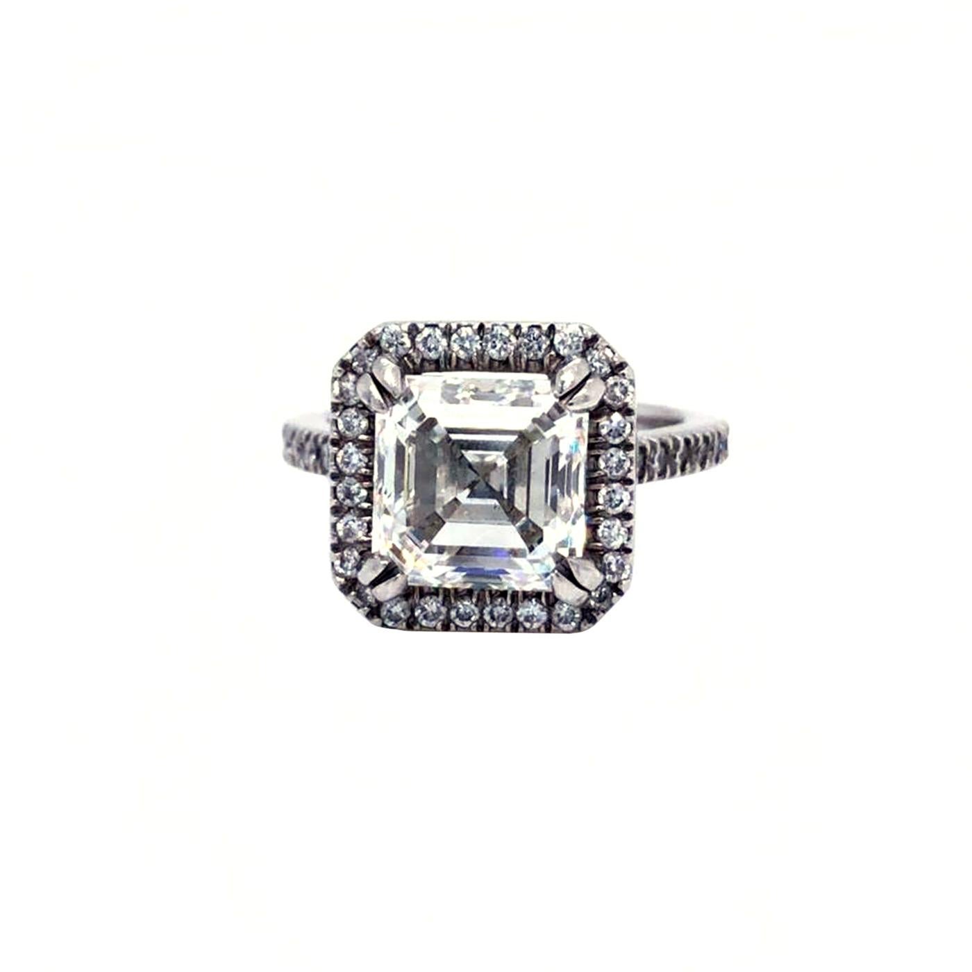 Dieser atemberaubende Ring besteht aus einem natürlichen Diamanten im Asscher-Schliff mit der Farbe H und der Reinheit VS1. Dieses fantastische Stück aus Platinmetall in der Größe 6 wird Sie garantiert jahrzehntelang